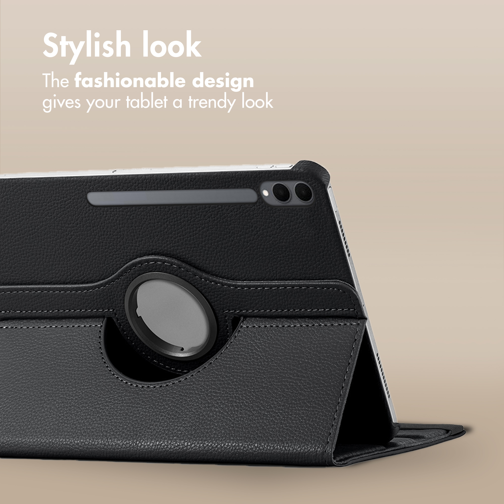 Arrière d'une tablette dans un étui en cuir noir sur fond beige, avec du texte sur le design élégant.