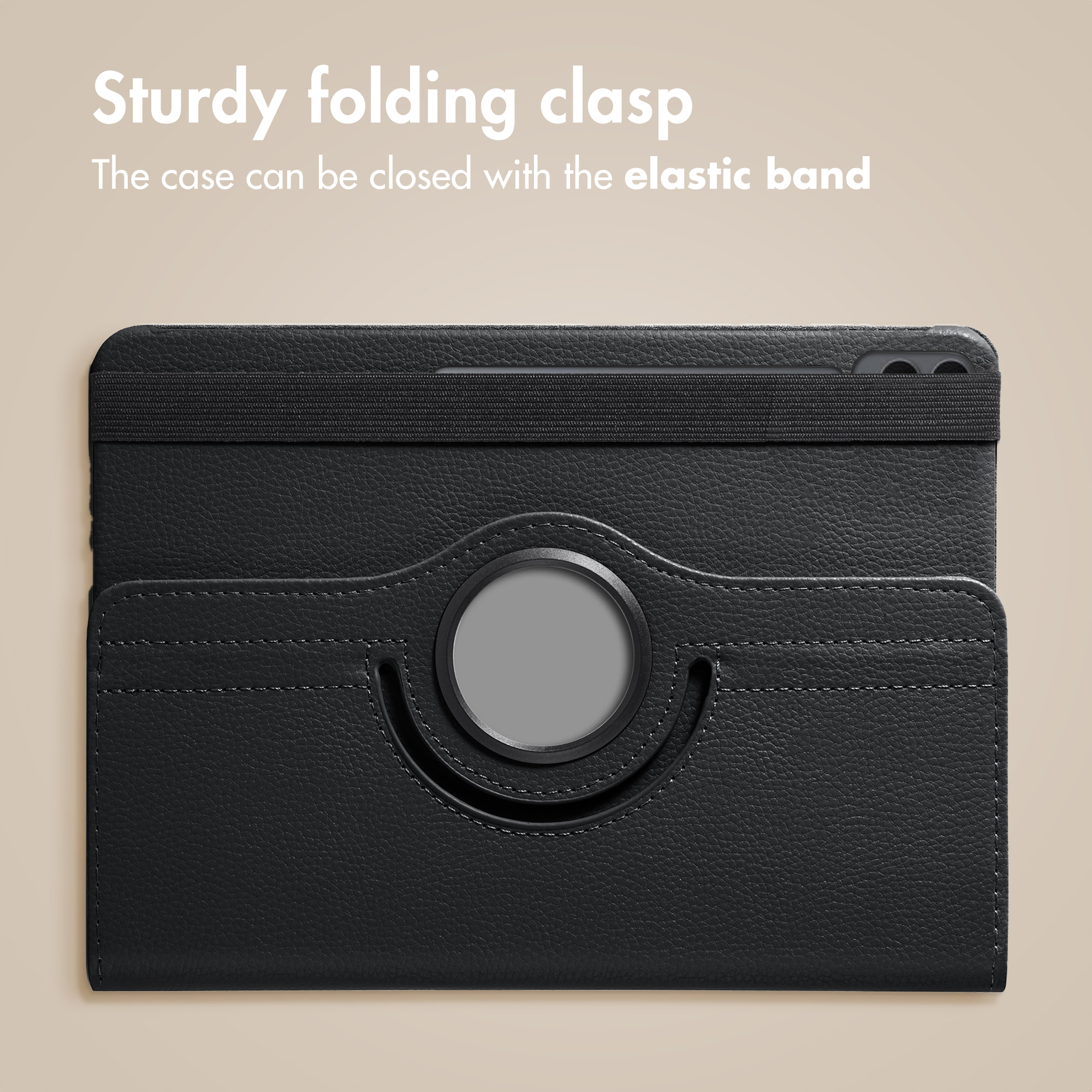 Un étui de tablette en cuir noir avec bande élastique et fermoir circulaire sur fond beige.