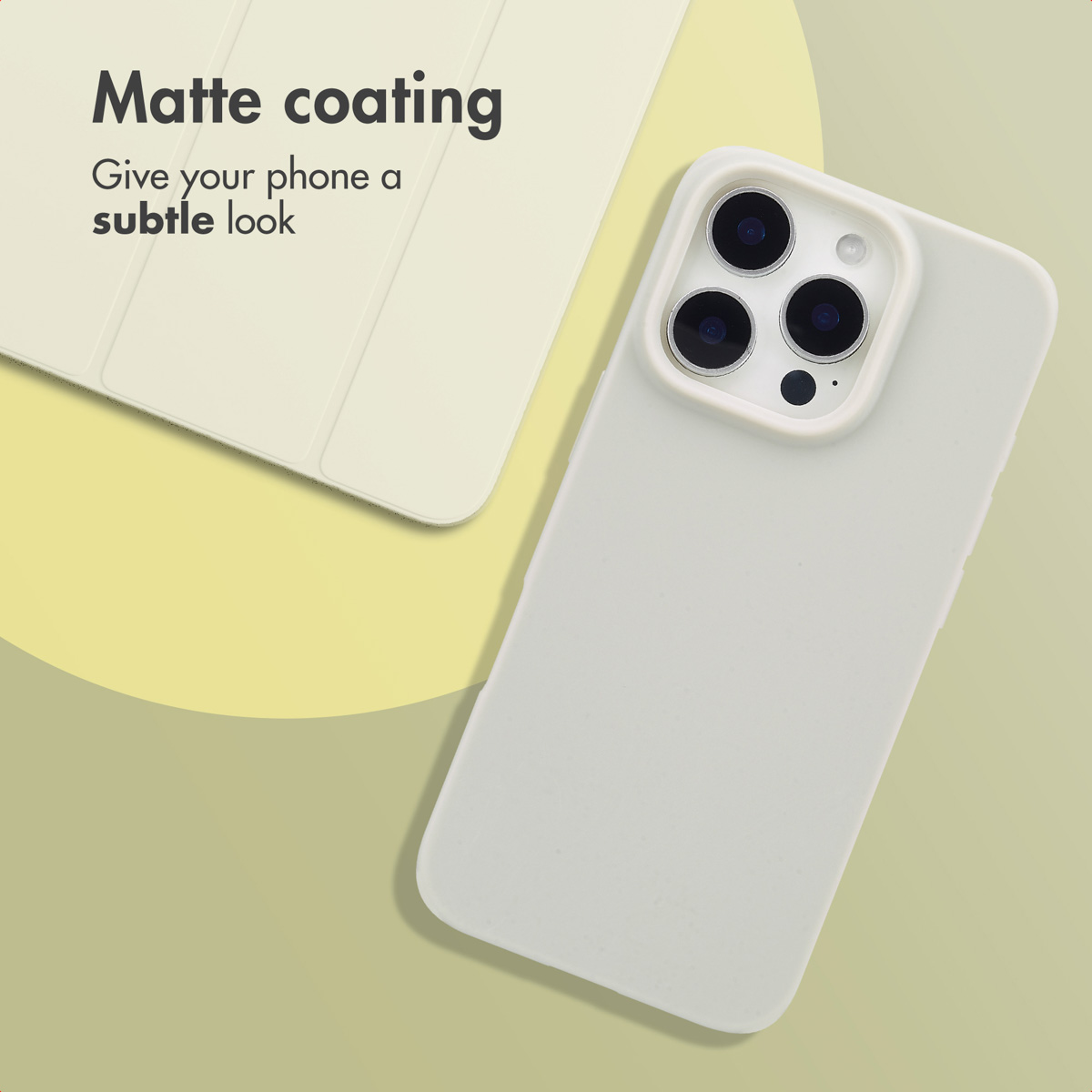 Een crèmekleurig smartphonehoesje met matte coating ligt naast een bijpassende hoes op een zachte groene achtergrond.