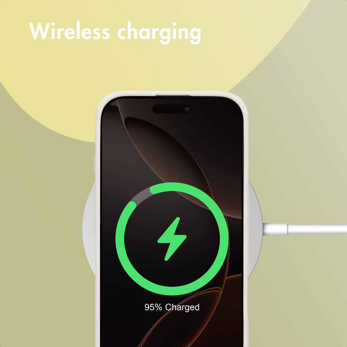 Smartphone op een draadloze oplader met 95% batterij.