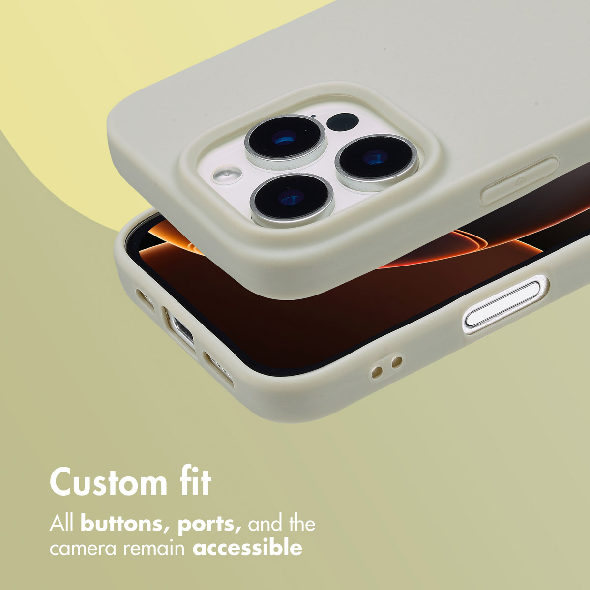 Een beige smartphonehoes toont de camera en knoppen. Tekst onderaan: "Custom fit".