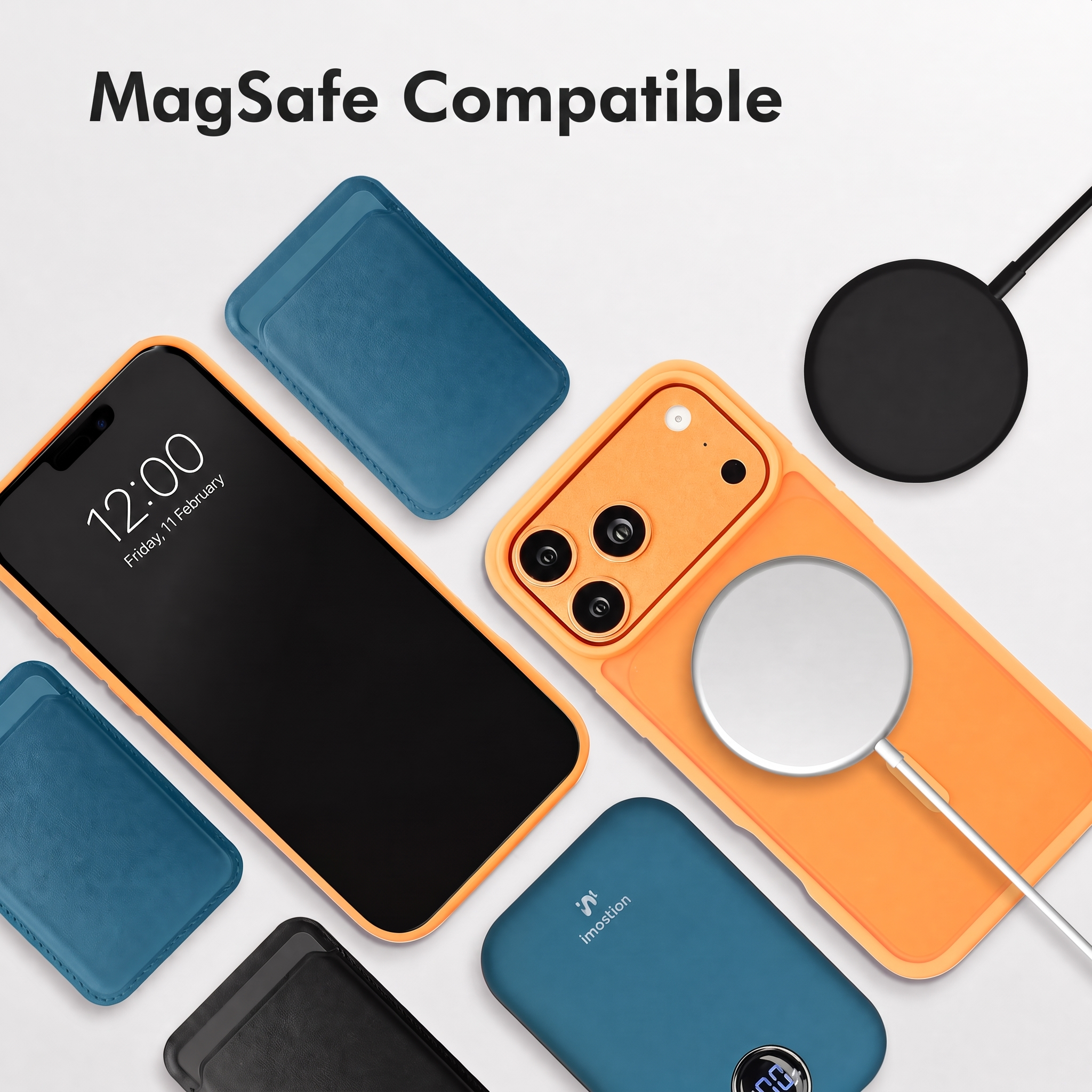 MagSafe-kompatibles Zubehör: Telefon mit oranger Hülle, blaue Wallets und Ladeadapter auf weißem Grund.