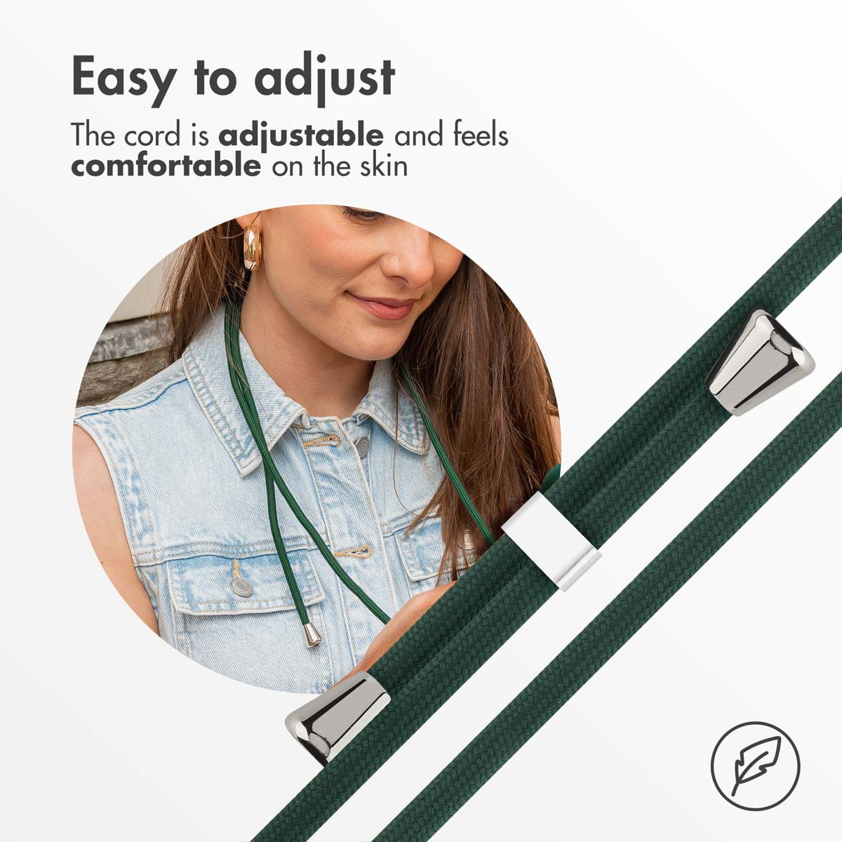 Una mujer con un cordón ajustable verde oscuro con puntas plateadas, sobre un fondo blanco.