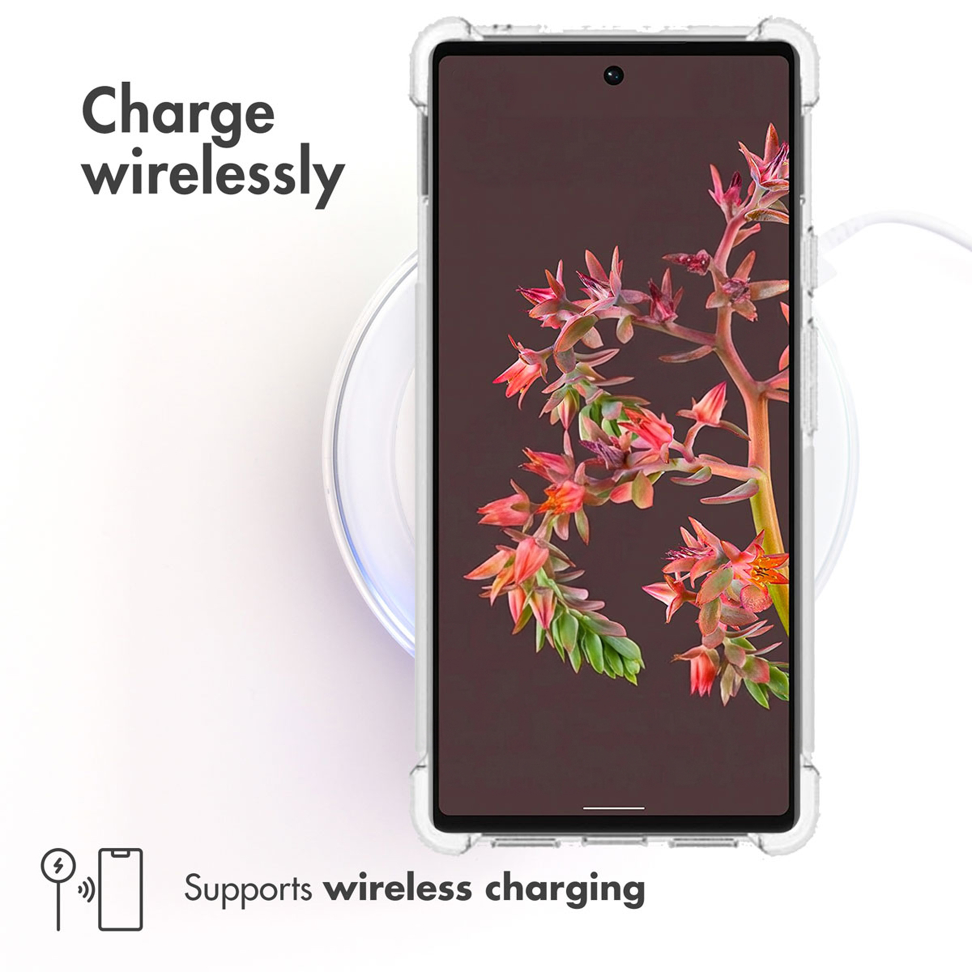 Uno smartphone con sfondo floreale poggia su una base di ricarica wireless.