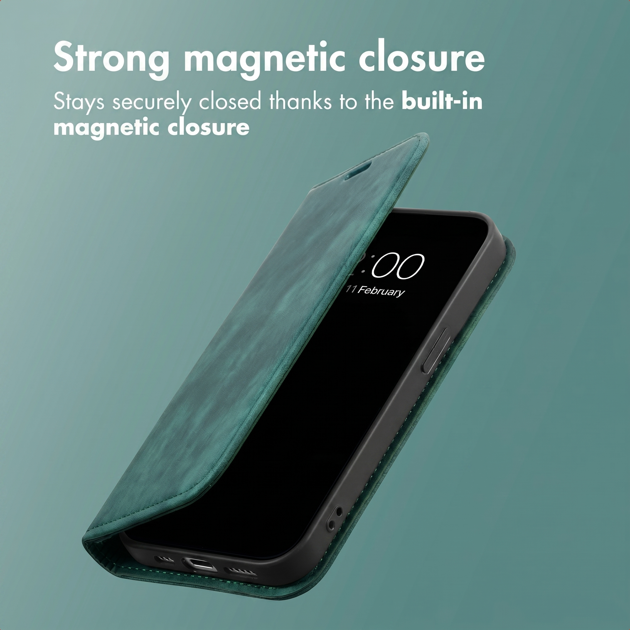 Custodia per telefono in pelle verde con forte chiusura magnetica, leggermente aperta su sfondo verde.