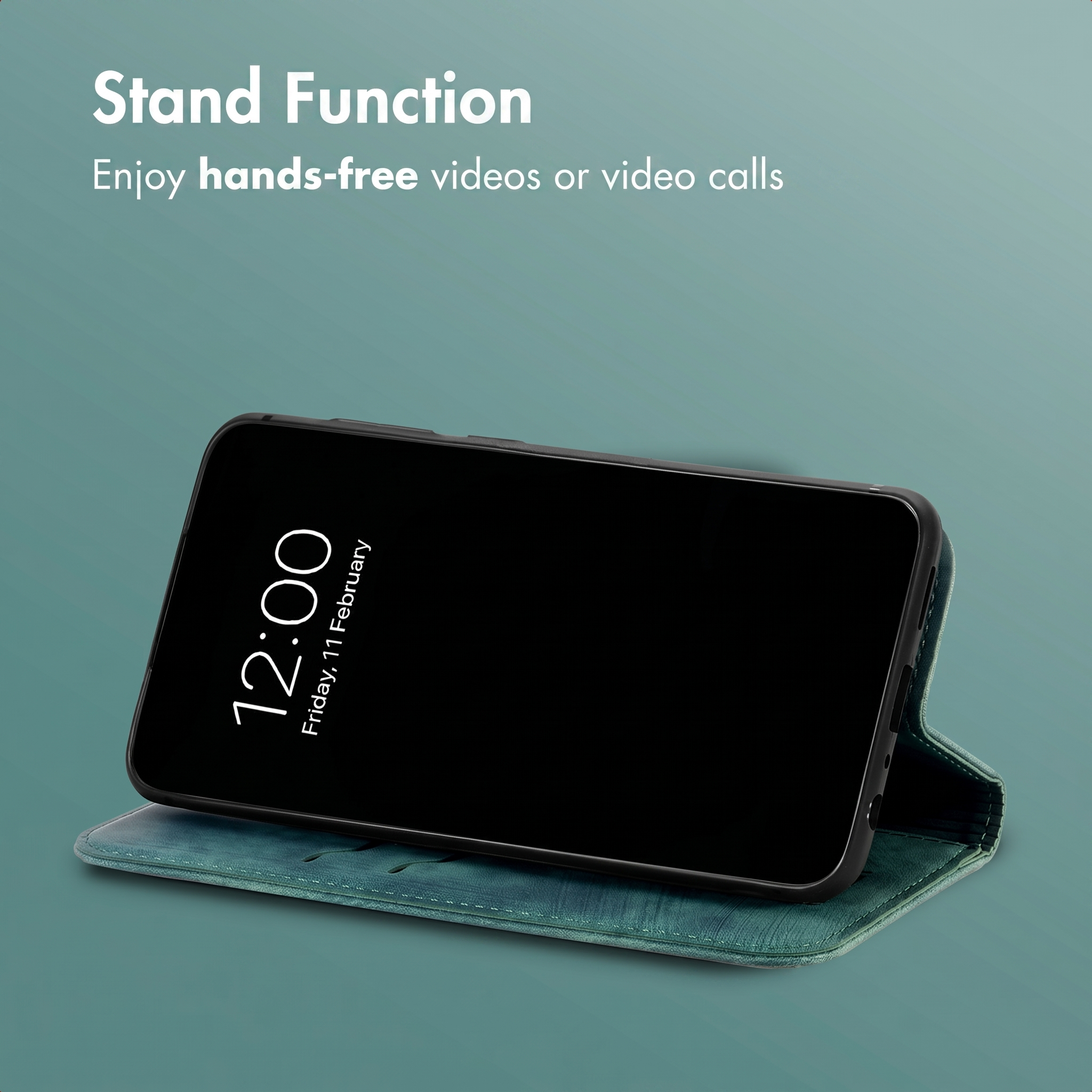 Uno smartphone blu in una custodia con supporto su sfondo verde mostra data e ora.