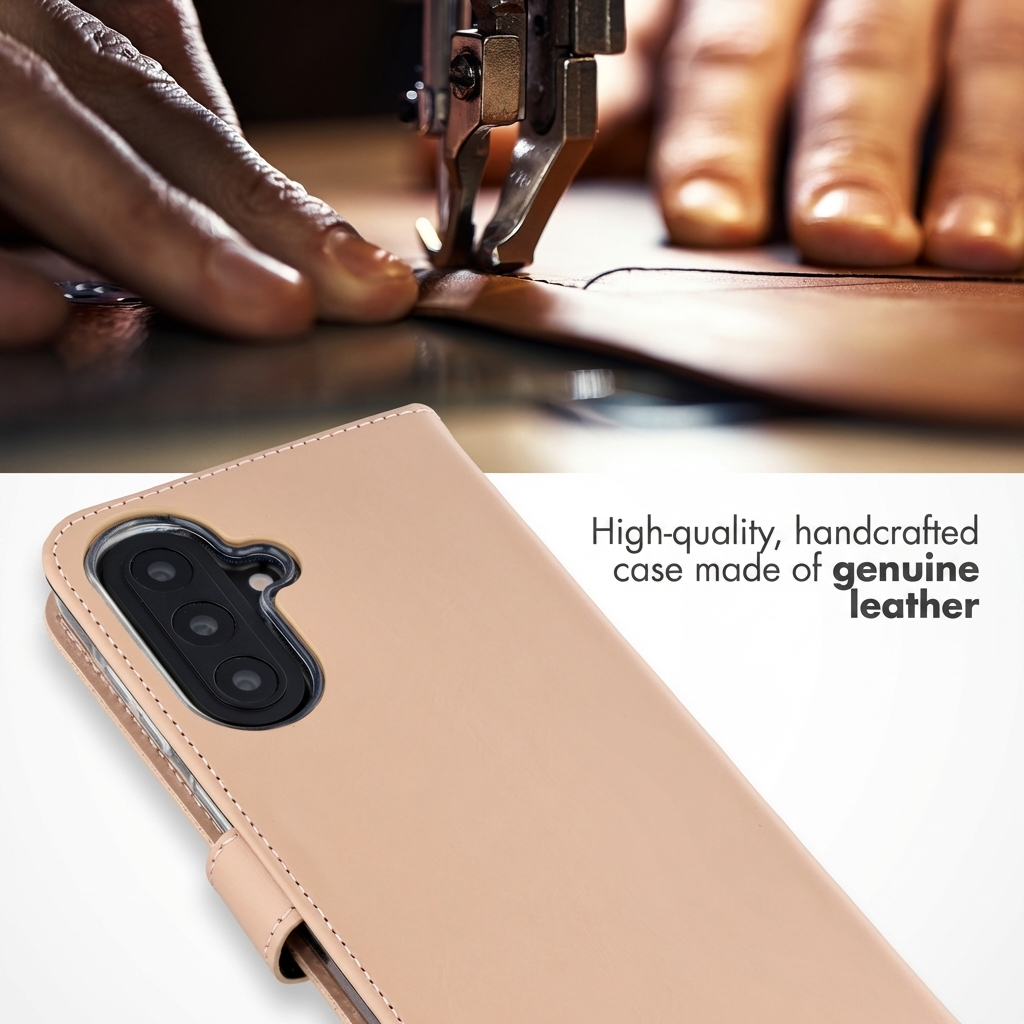 Une coque de téléphone en cuir beige avec découpe pour appareil photo sous une machine à coudre le cuir.