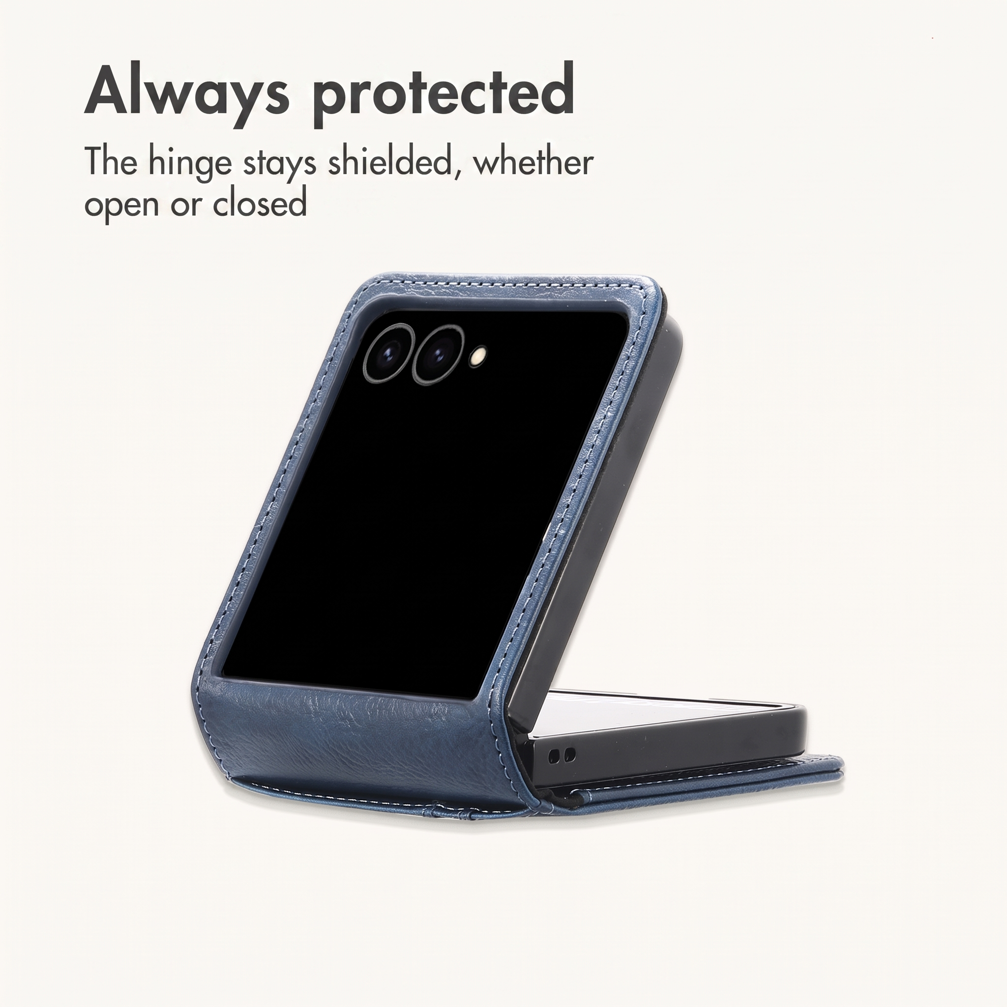 Un smartphone pliable bleu dans un étui en cuir sur fond clair avec du texte.