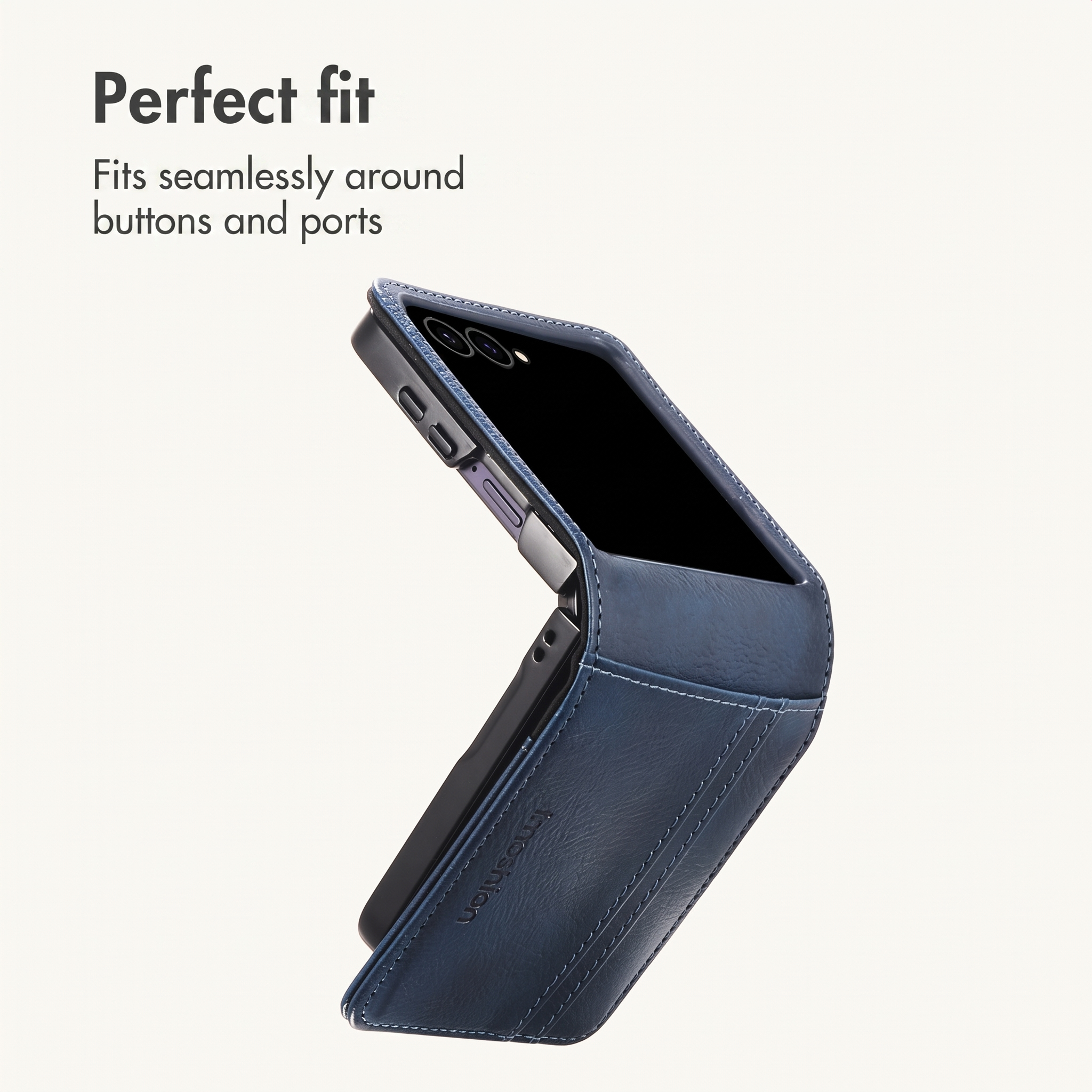 Un smartphone pliable dans un étui en cuir bleu est montré à moitié ouvert sur fond clair.