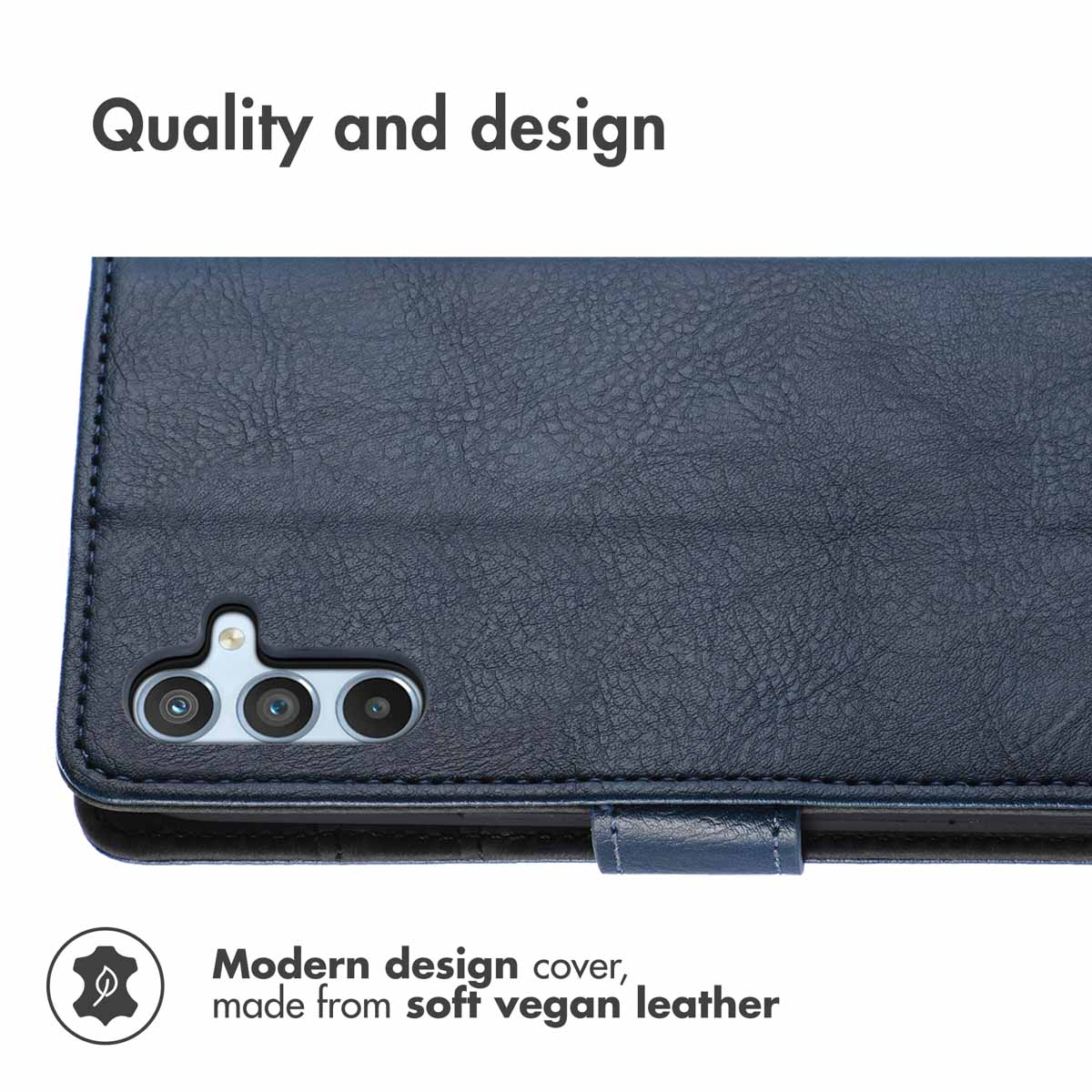Coque de téléphone en cuir vegan bleu avec découpe pour appareil photo et texte.