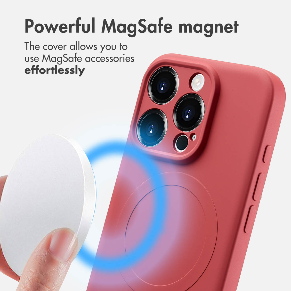 Une main tient un chargeur MagSafe près d'une coque rouge.