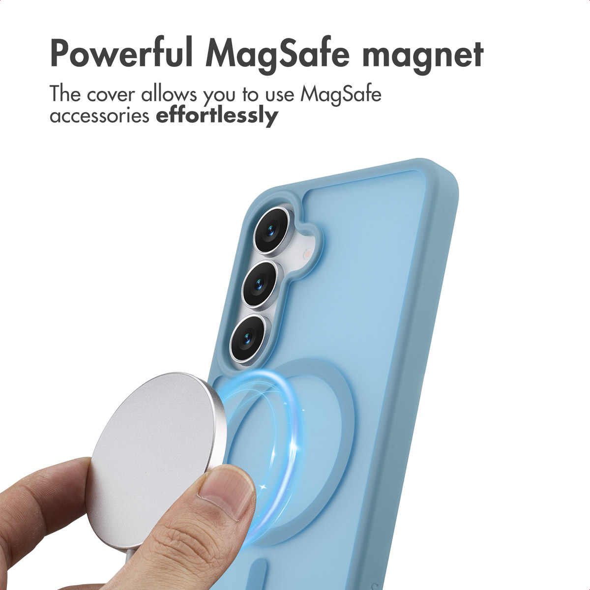 Een hand houdt een zilveren MagSafe-oplader bij een lichtblauwe telefoonhoes met een bijpassende ronde magneet.