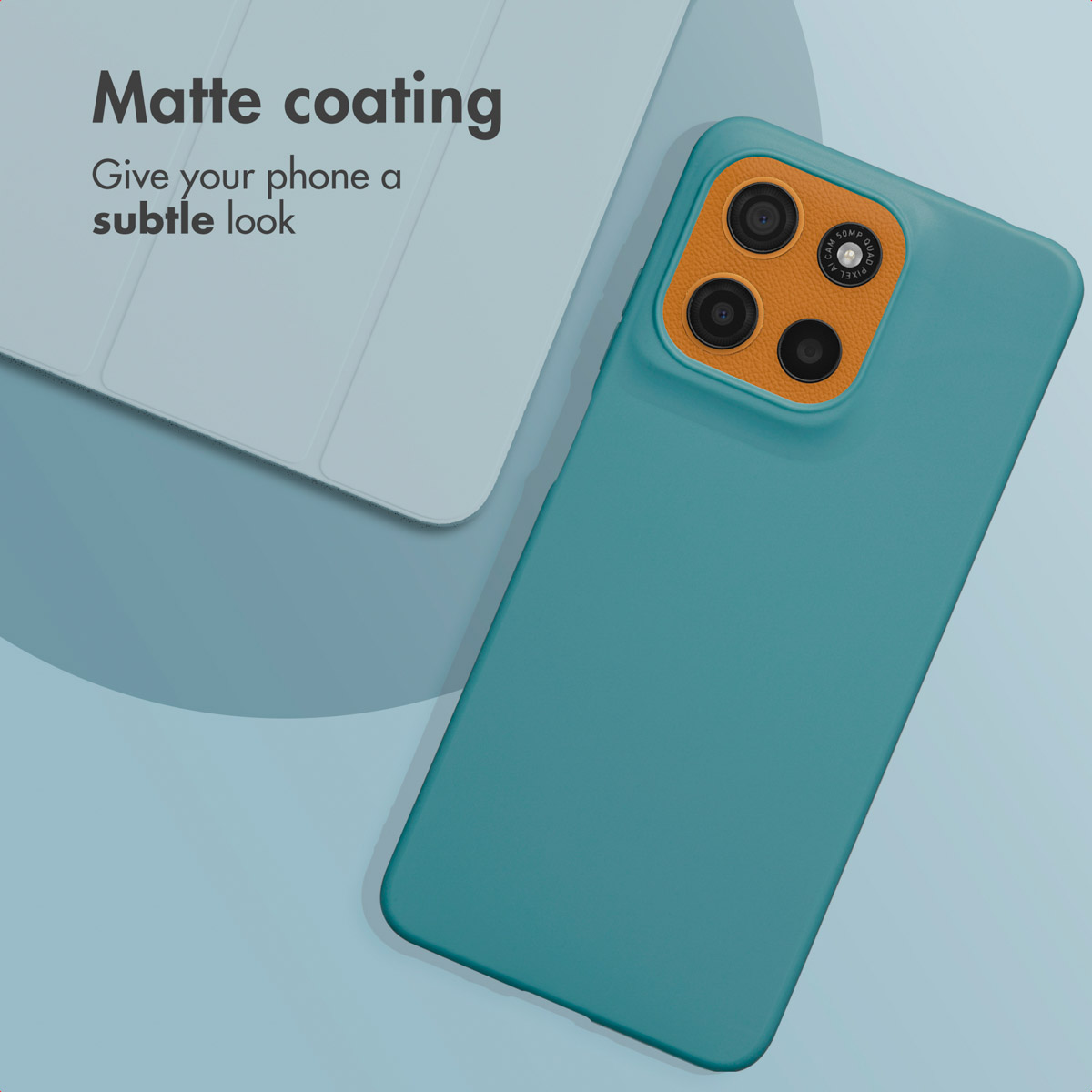 Un smartphone verde azulado con una isla de cámara naranja sobre fondo azul, junto a una funda a juego.
