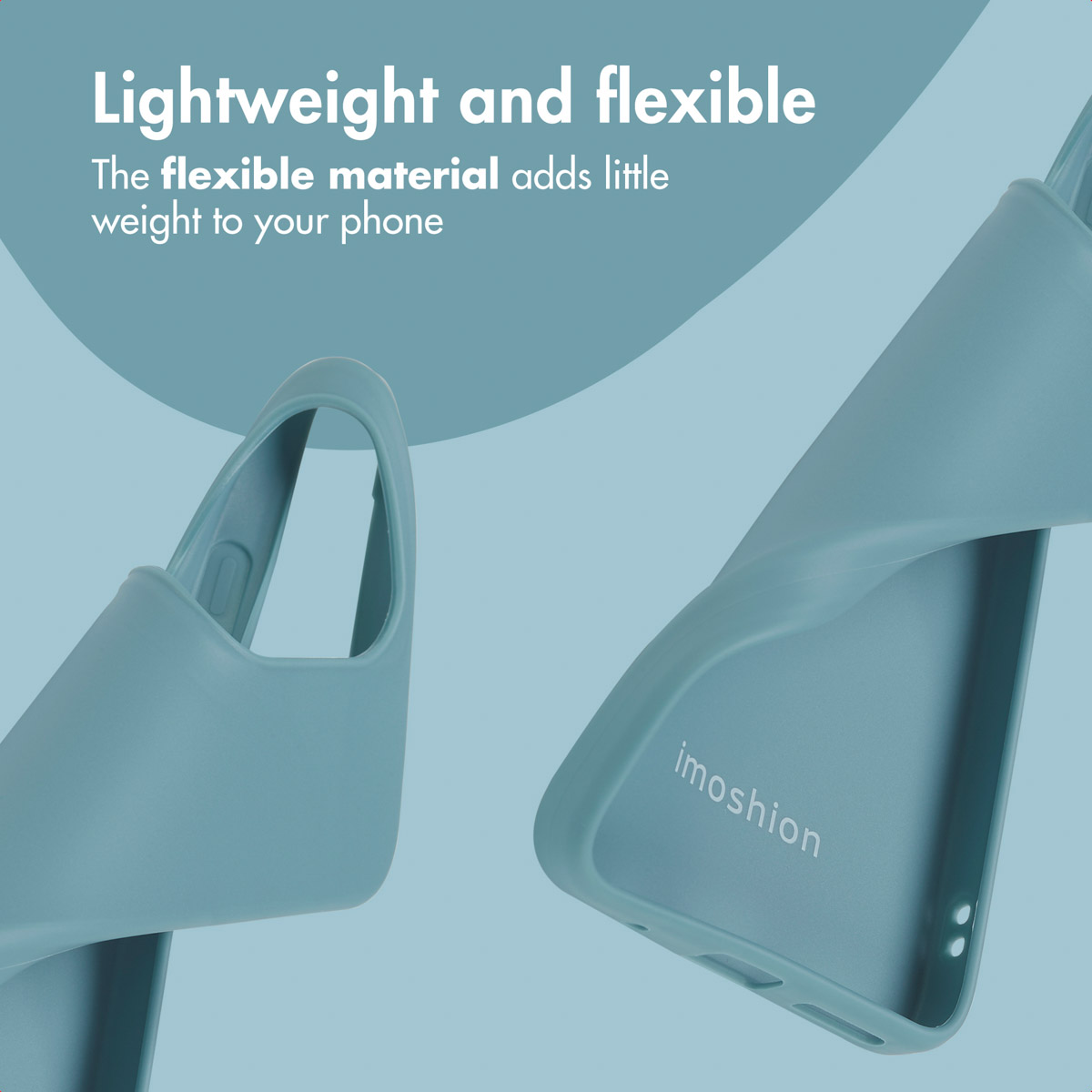 Una funda de móvil flexible azul claro doblada, con texto publicitario sobre fondo azul.