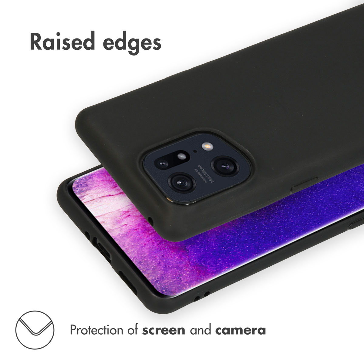 Un smartphone negro con funda y texto destacando bordes elevados para proteger la pantalla y cámara.