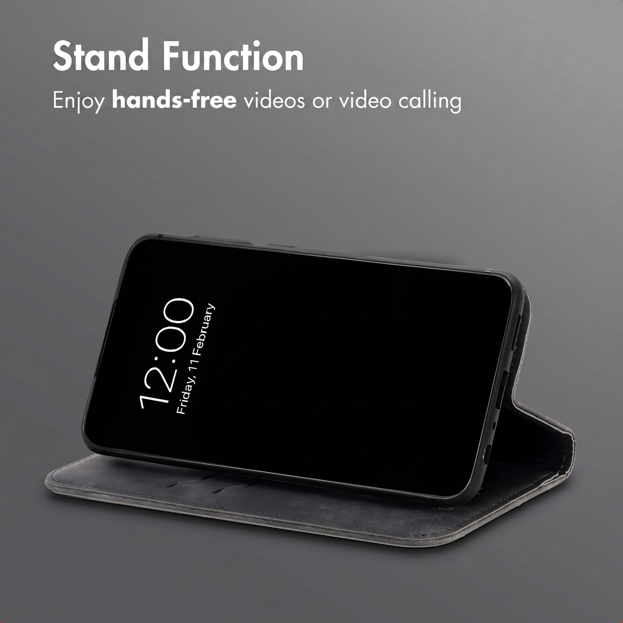 Ein schwarzes Smartphone steht quer in einer grauen Ledertasche auf grauem Hintergrund.