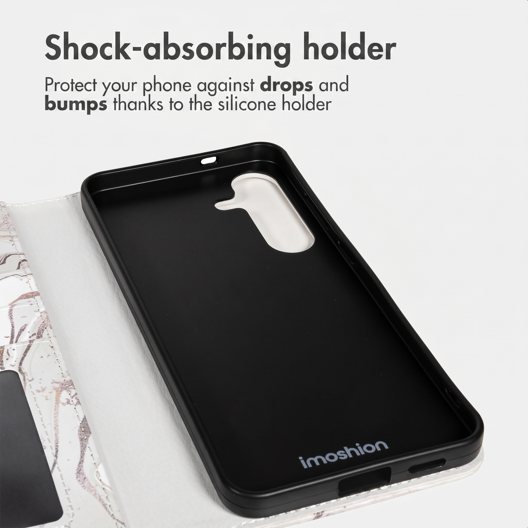 Een wit marmeren wallet-hoesje met een zwarte siliconen telefoonhouder aan de binnenkant.