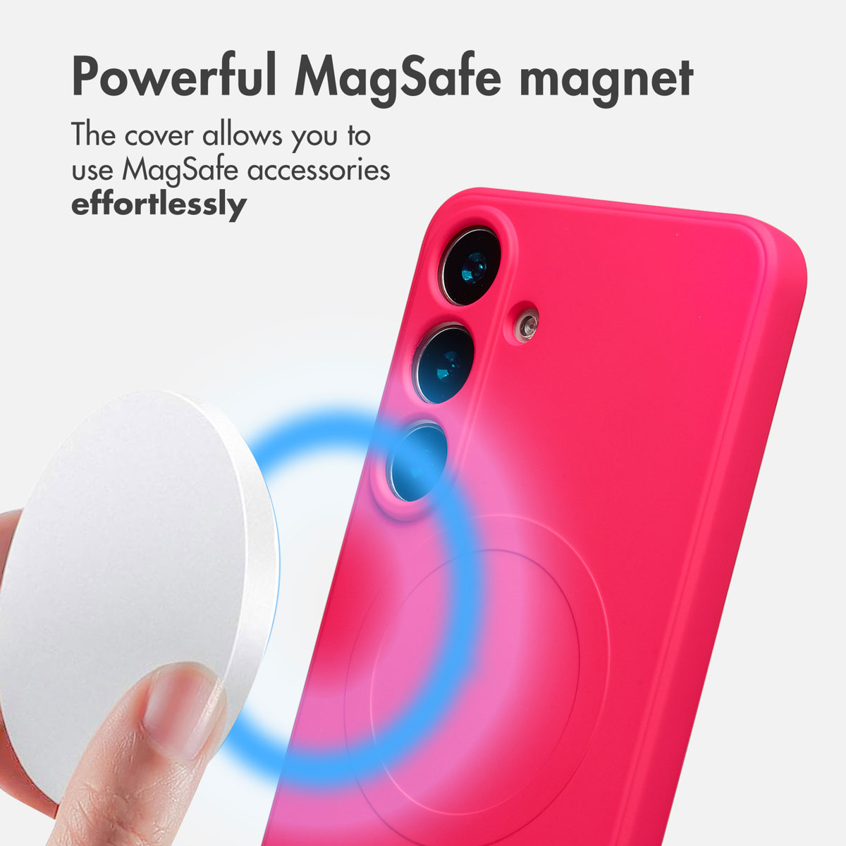 Uno smartphone rosa con custodia protettiva e un magnete MagSafe rotondo tenuto in mano.