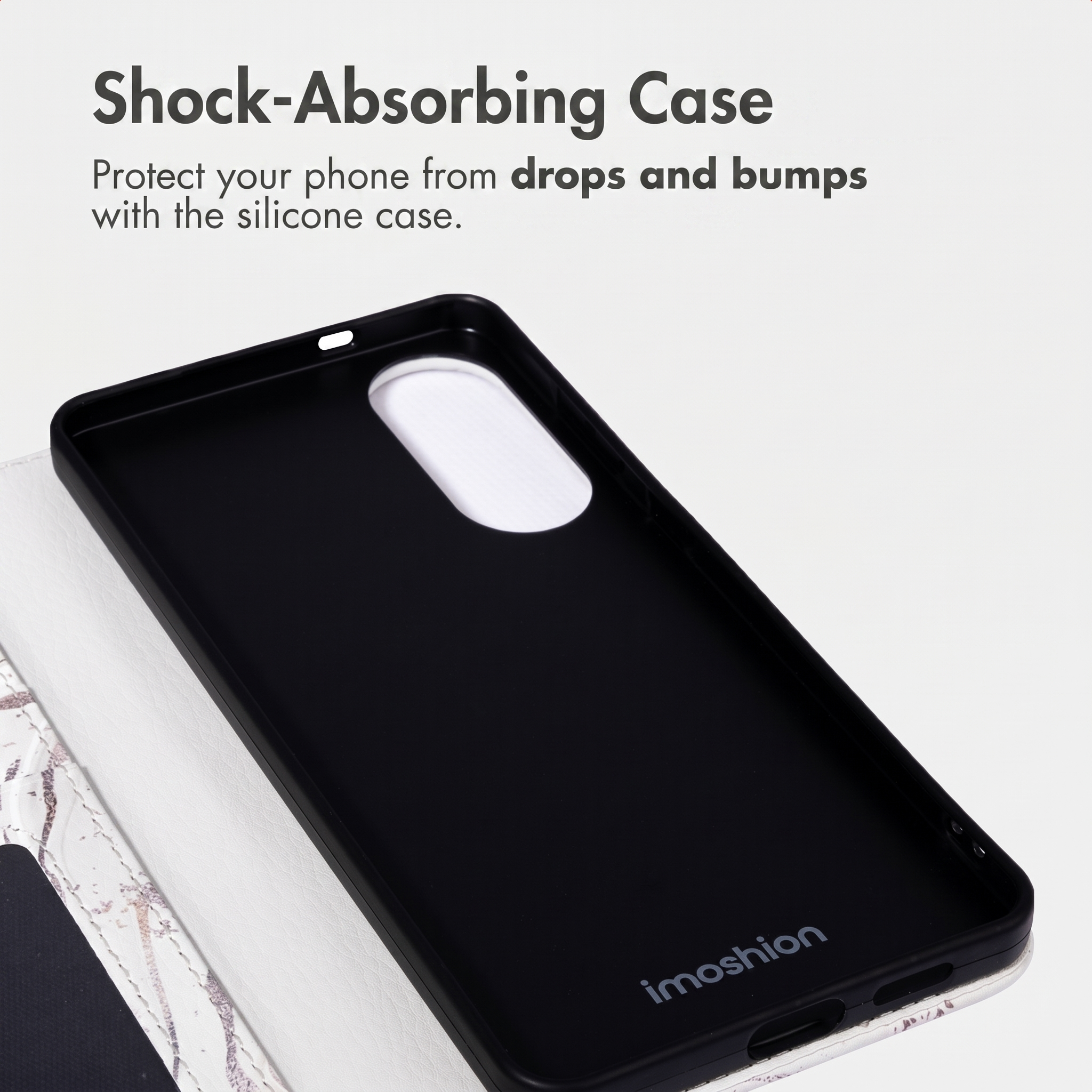 Ein schwarzes Silikon-Handycase in einer hellen Schutzhülle mit Text oben.