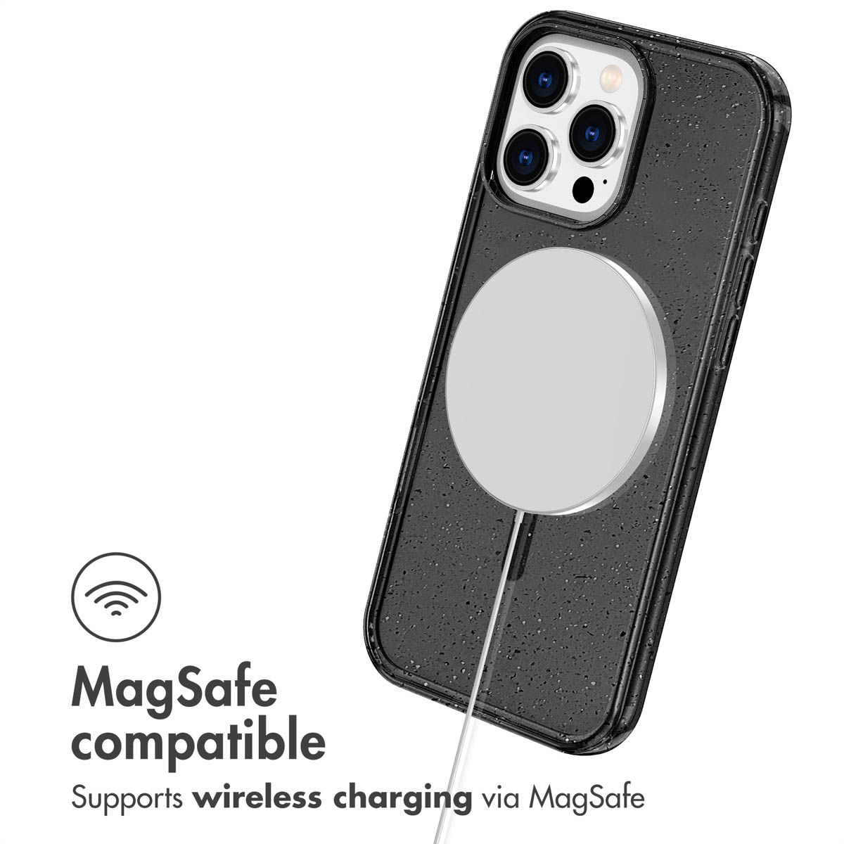 Una custodia per telefono nera compatibile con MagSafe attaccata a un caricatore wireless.