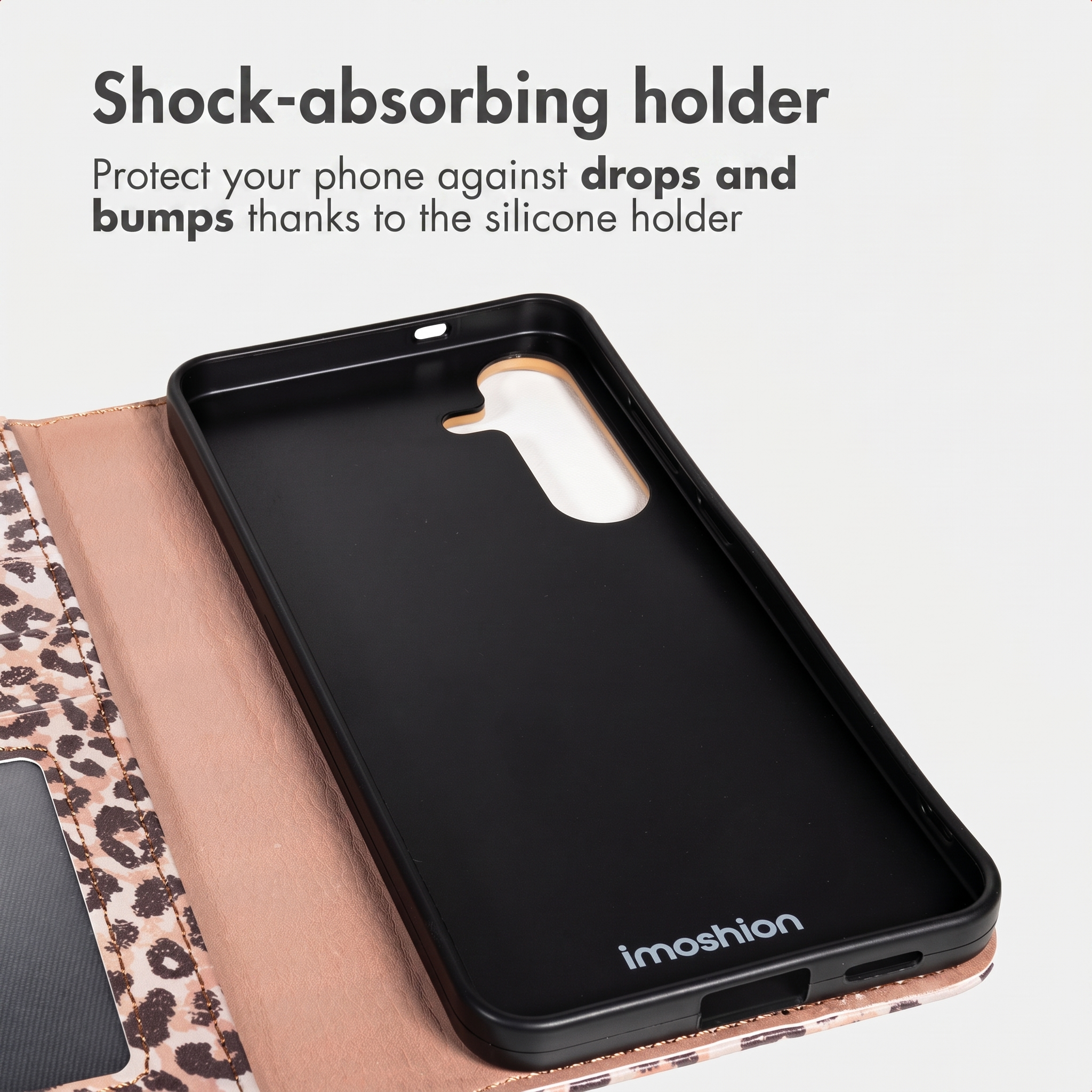Een zwarte schokabsorberende siliconen telefoonhouder in een panterprint hoesje op witte achtergrond.