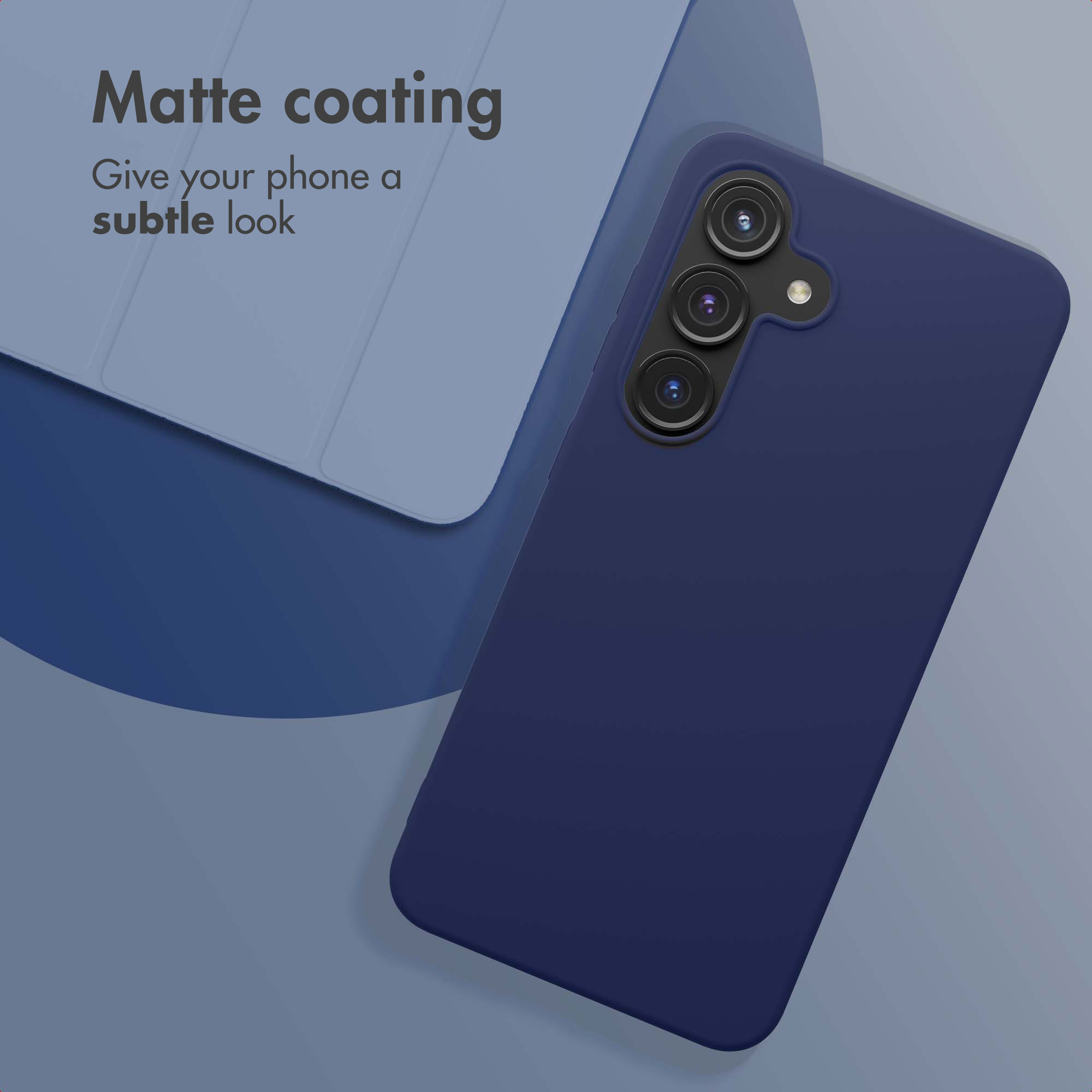 Fundas para smartphone de color azul oscuro con acabado mate y tres lentes de cámara.