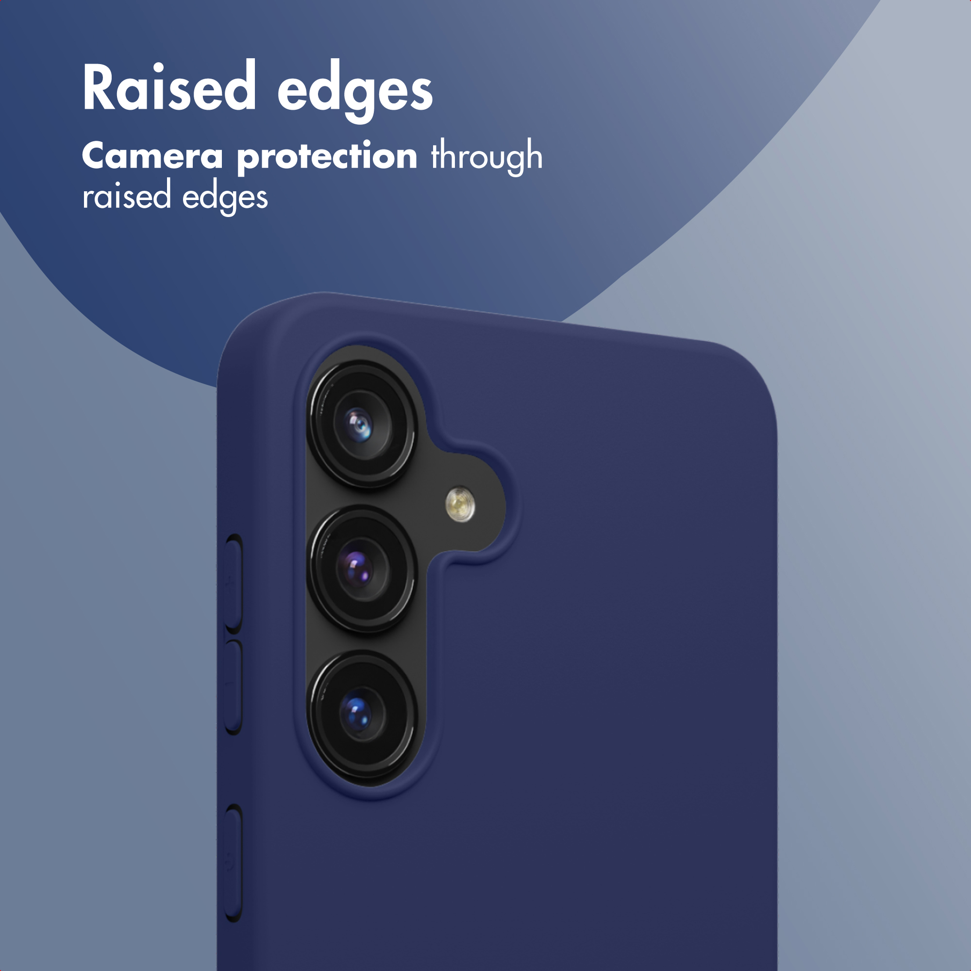Funda azul para móvil con bordes elevados para proteger las tres cámaras traseras.