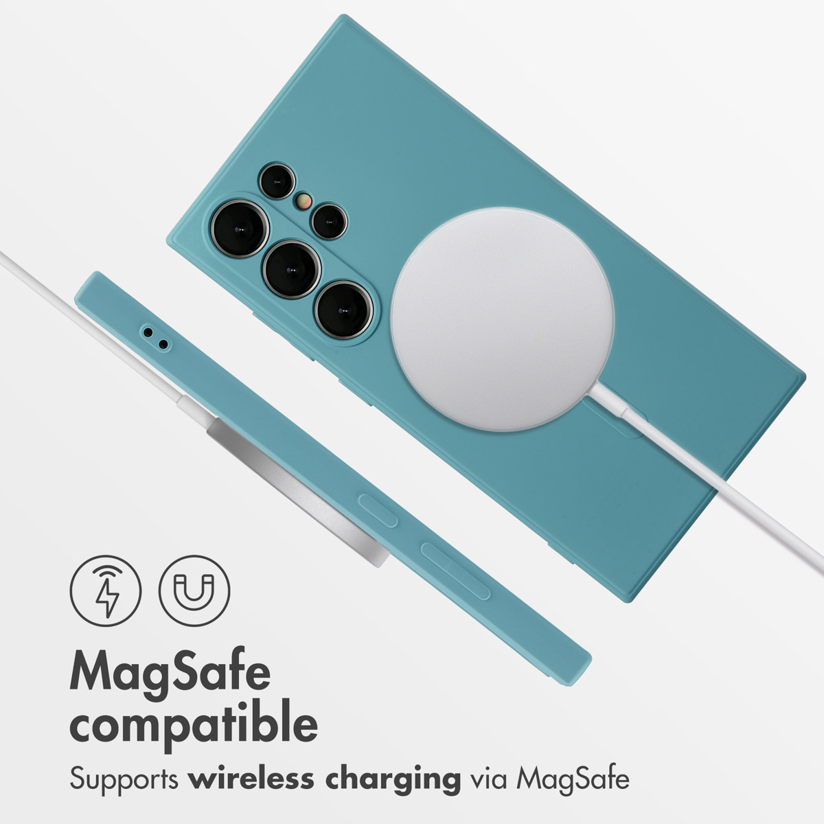 Une coque de téléphone sarcelle avec un chargeur MagSafe fixé à l'arrière, vue sous deux angles sur fond blanc.