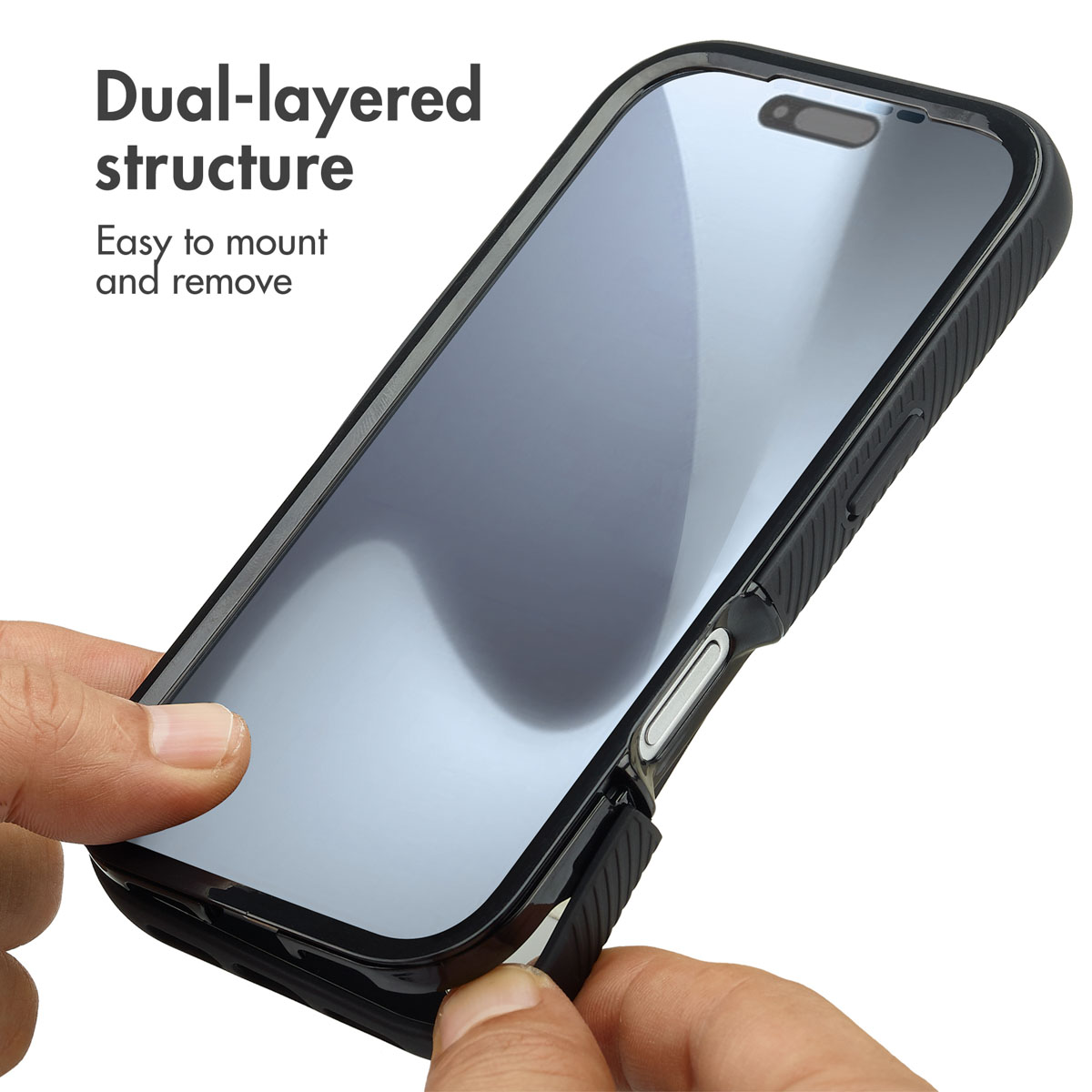 Manos sosteniendo un smartphone con funda protectora y protector de pantalla. Texto sobre estructura dual.
