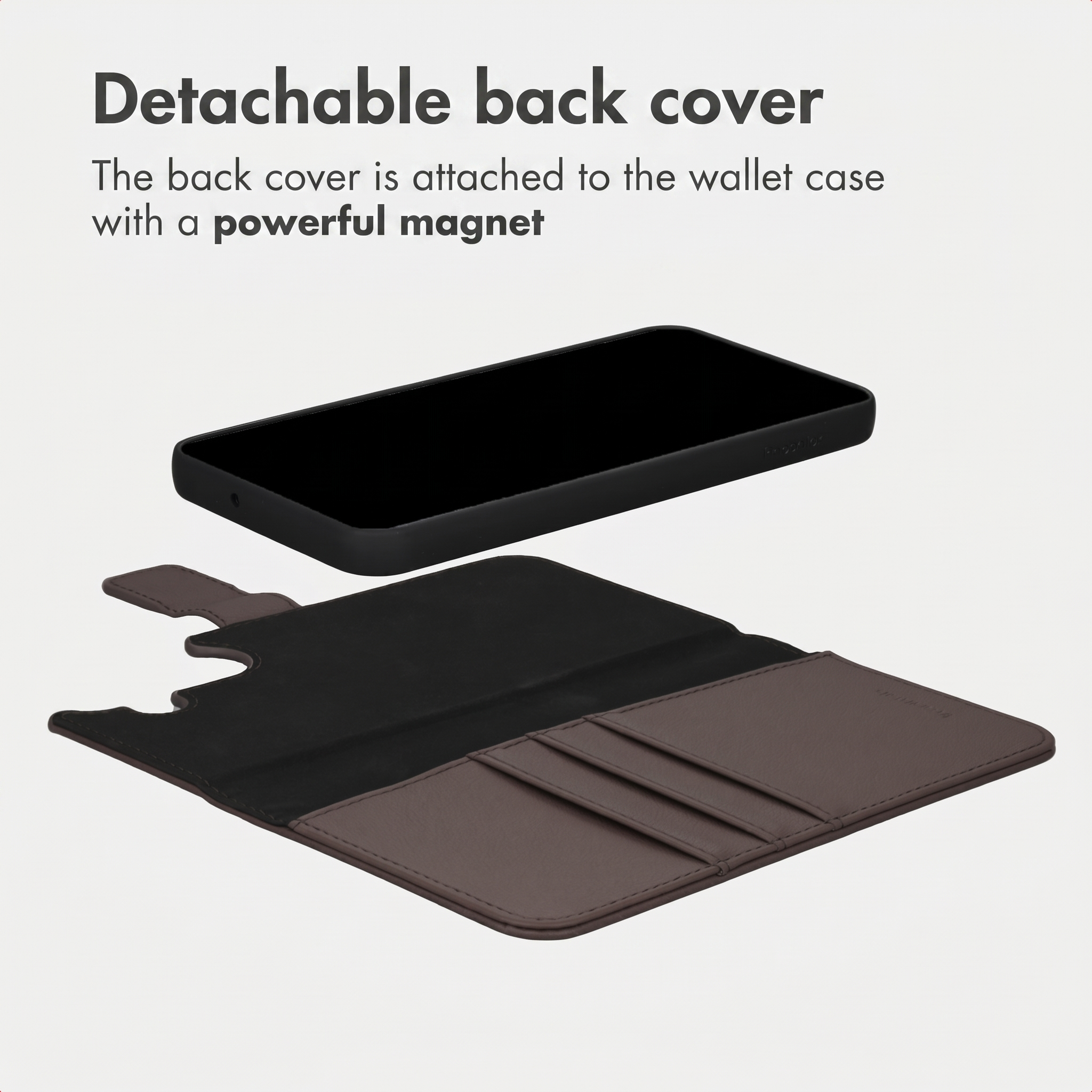 Abnehmbare Handy-Rückseite über einem braunen Leder-Wallet-Etui auf hellem Hintergrund.