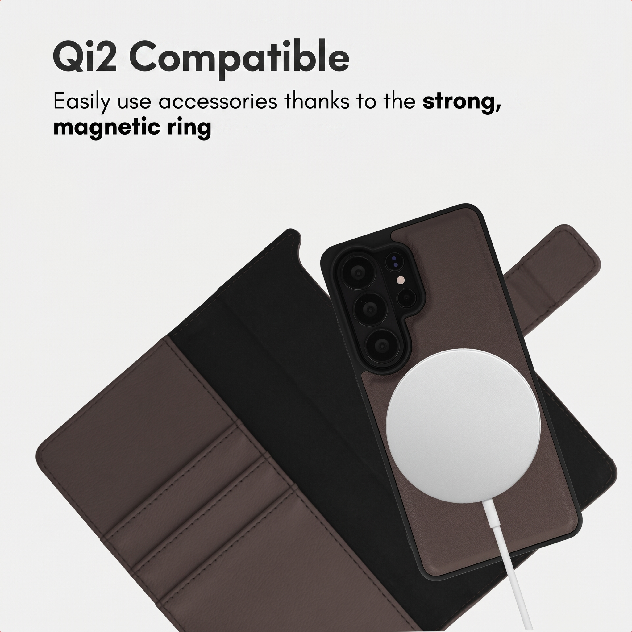 Eine braune Leder-Handyhülle mit angebrachtem Qi2-Magnet-Wireless-Ladegerät und Text oben.