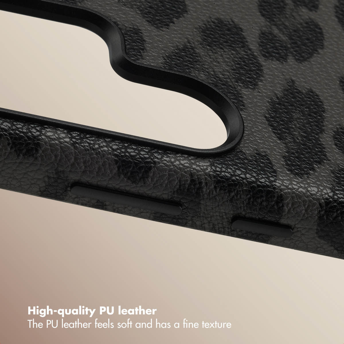 Funda de teléfono negra con patrón de leopardo y botones.