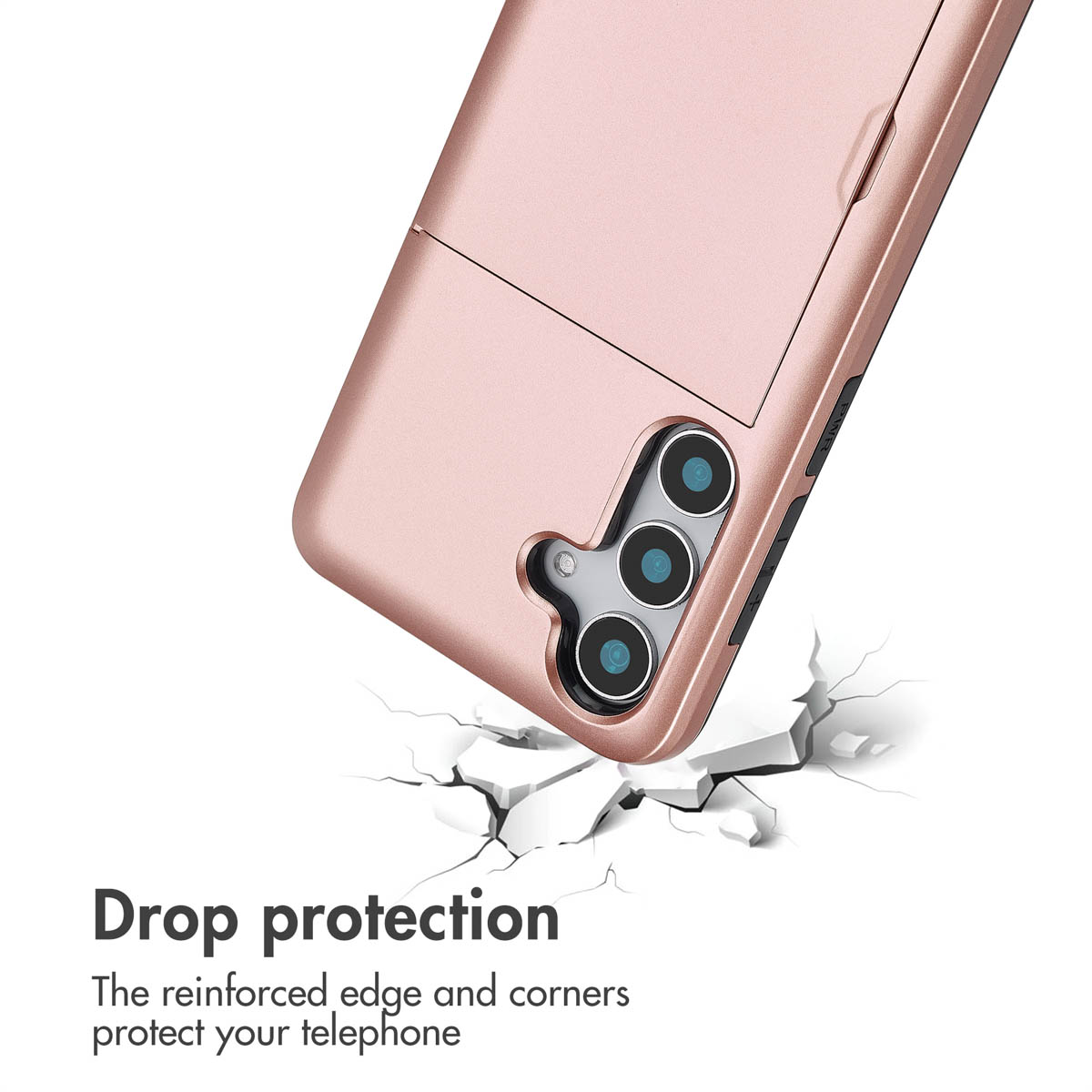 Custodia per telefono rosa con ritaglio per fotocamera a tre obiettivi sopra una superficie bianca screpolata e testo.