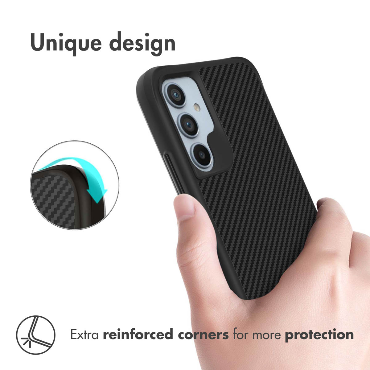 Téléphone dans une coque de protection en motif carbone avec coins renforcés, tenu par une main.