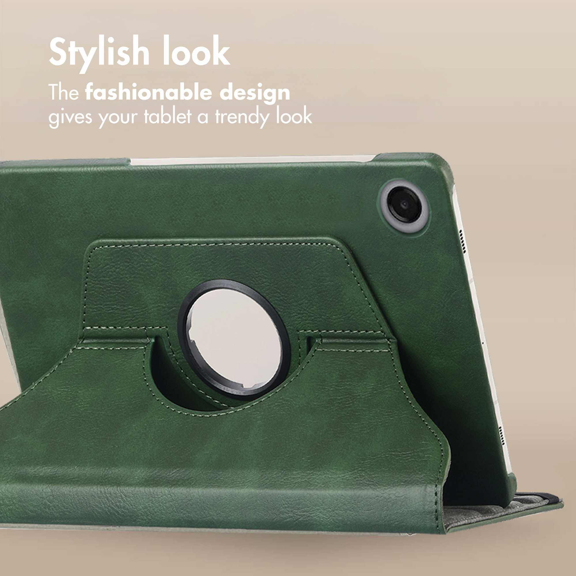 Una custodia per tablet in ecopelle verde scuro è appoggiata, con un supporto integrato sul retro.