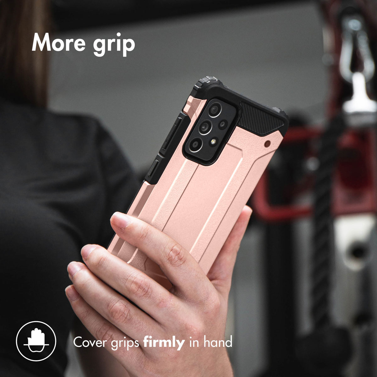 Une main tient fermement un smartphone avec une coque de protection.