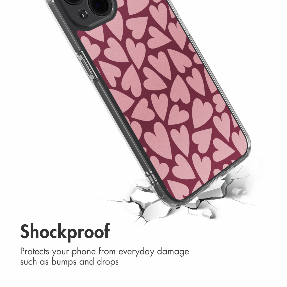 Eine Handyhülle mit rosafarbenem Herzmuster auf einer rissigen weißen Fläche mit Text.