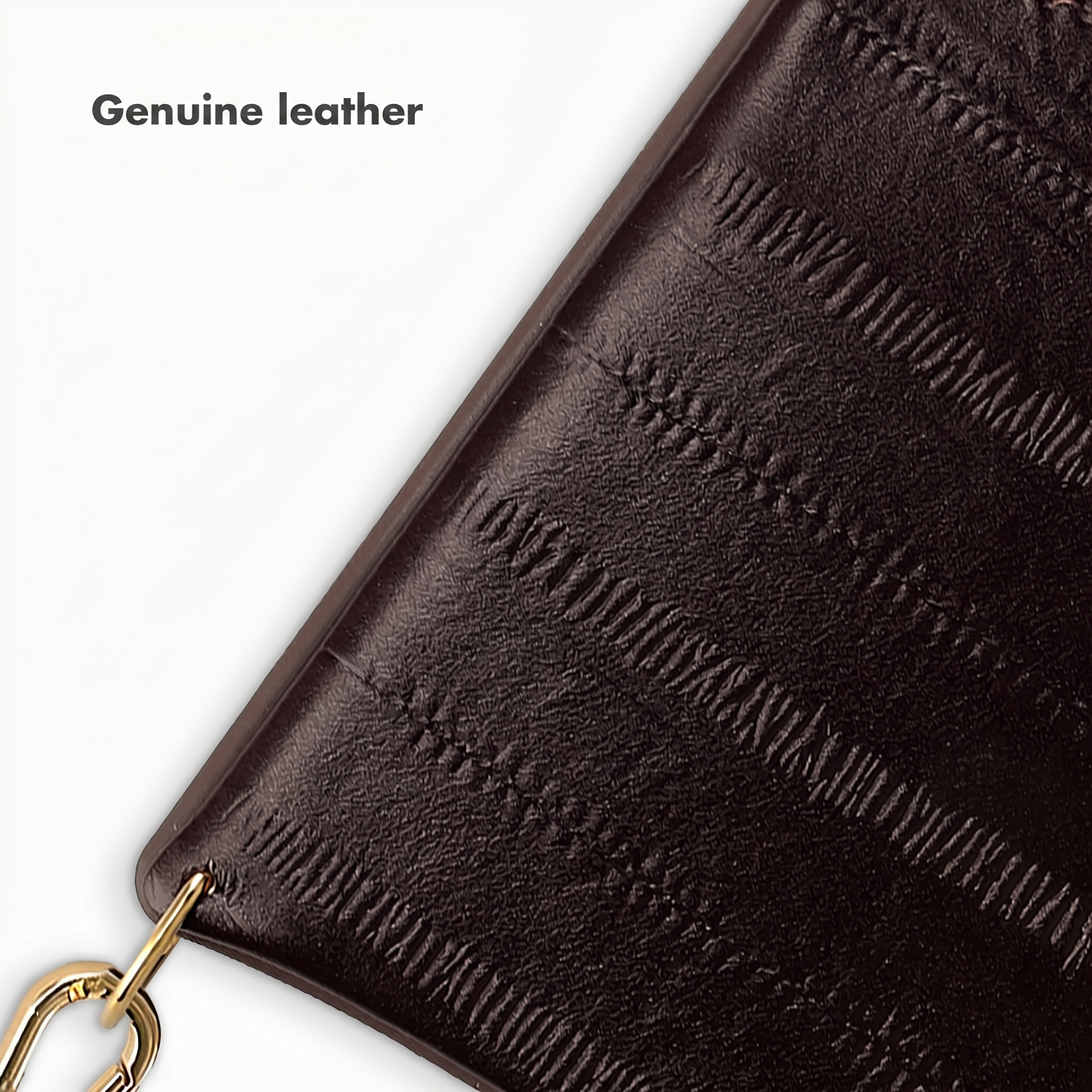 Dunkelbraunes Lederetui mit strukturierter Oberfläche und goldener Kette auf weißem Grund. Text liest Genuine leather.