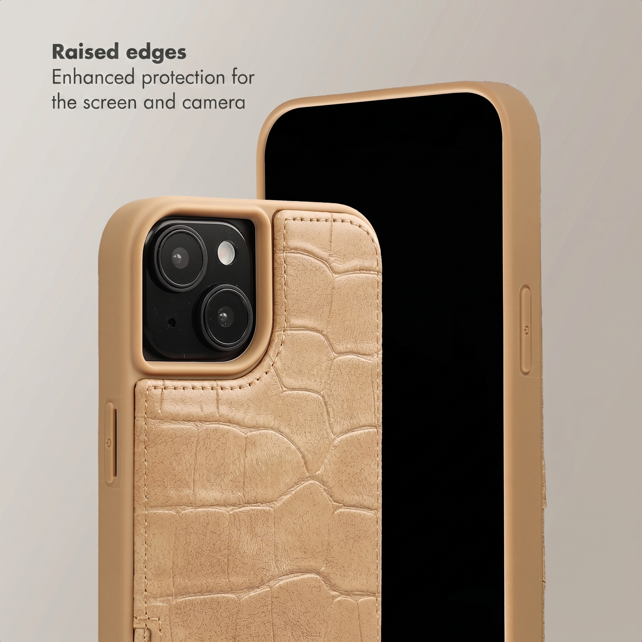 Beige telefoonhoesje met krokodillenleertextuur en opstaande randen voor scherm- en camerabescherming.