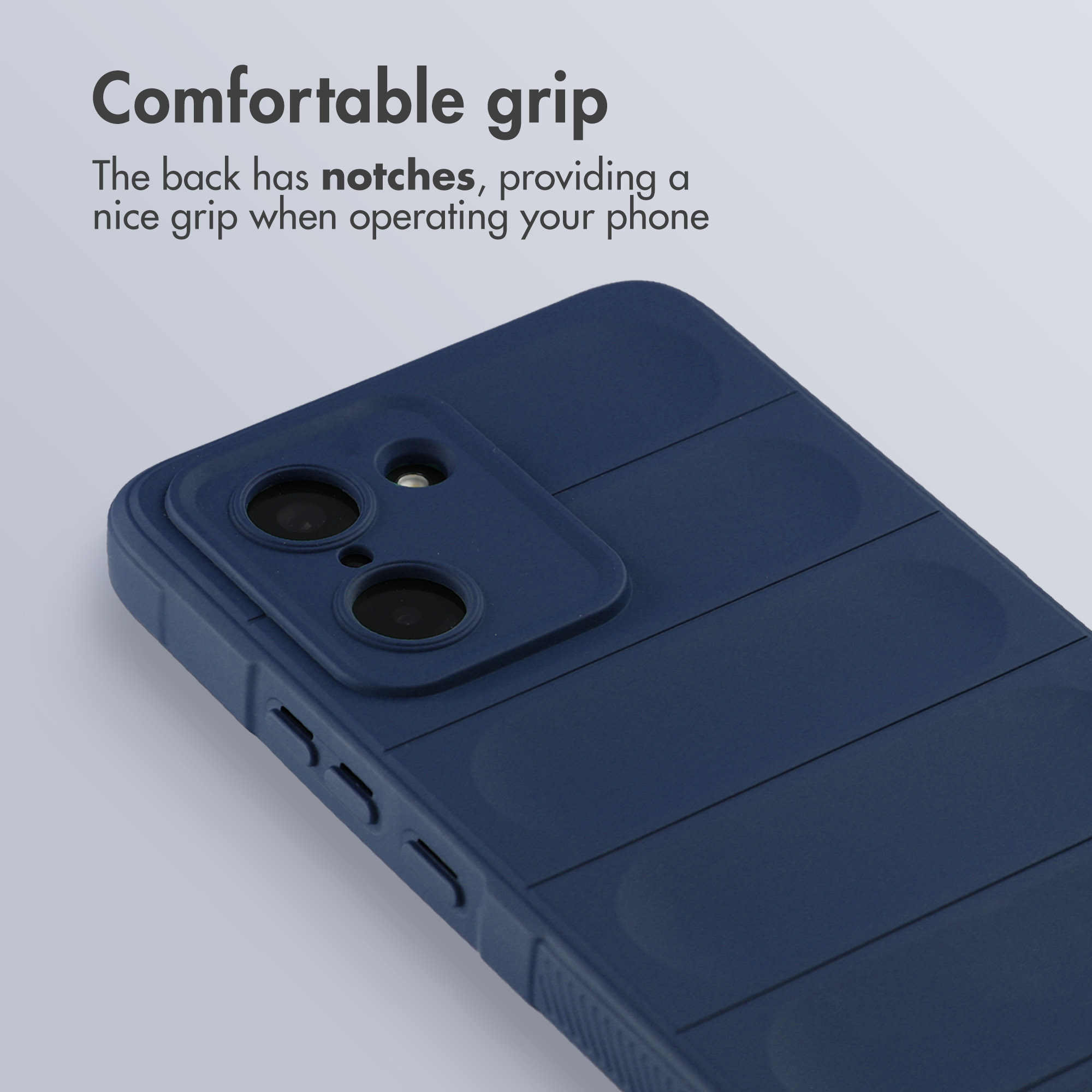 Een blauwe telefoonhoes met camera-uitsparing en getextureerde achterkant tegen een lichte achtergrond.