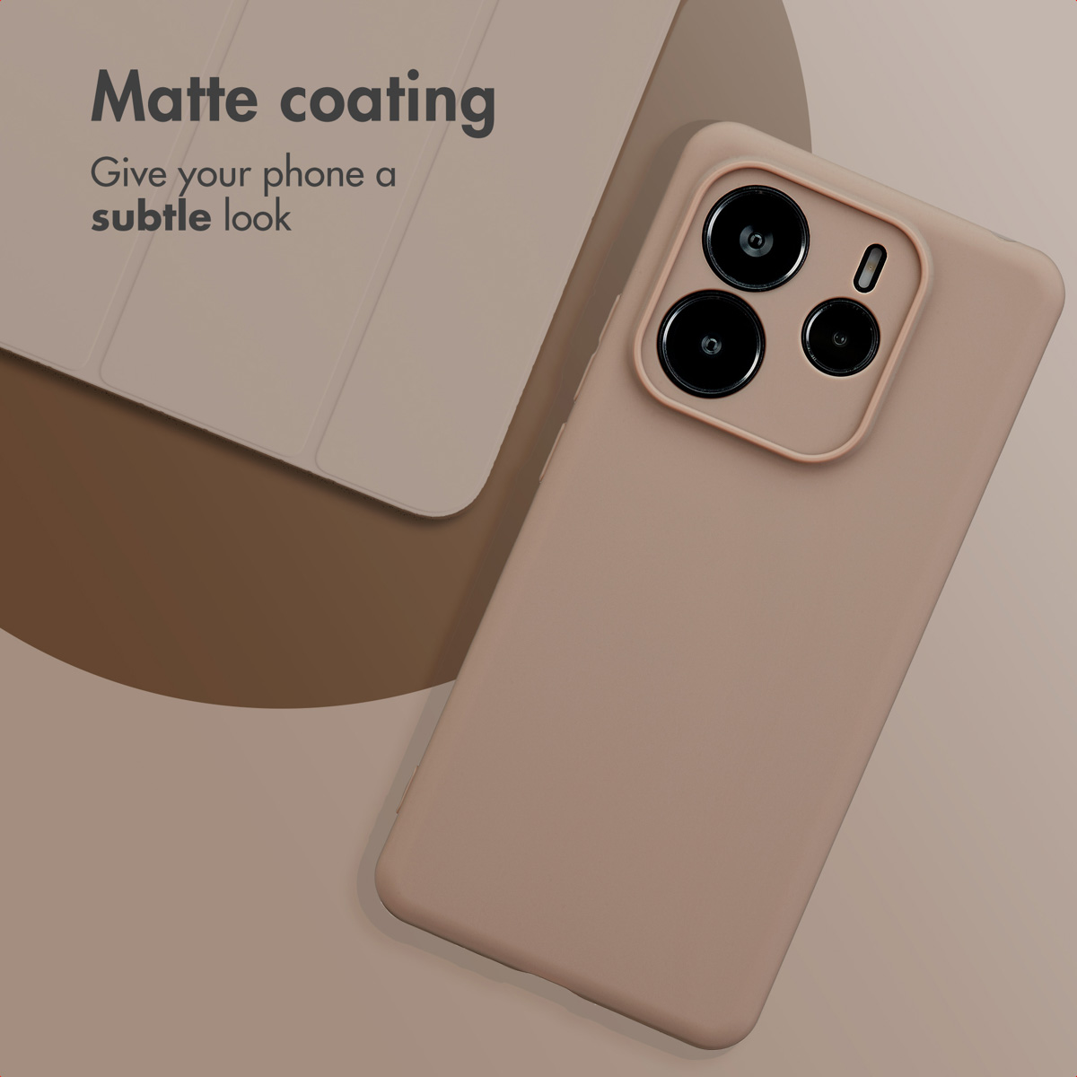 Un teléfono beige con funda protectora mate y tres lentes de cámara en la parte trasera.