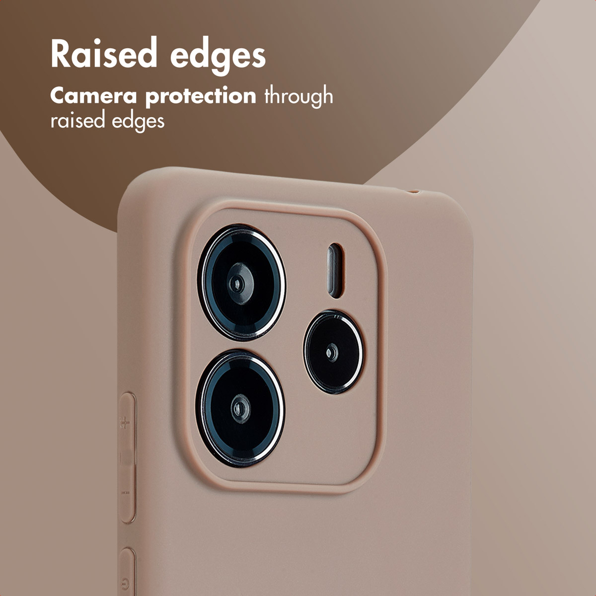 Una funda de móvil beige con bordes elevados para proteger la cámara triple.