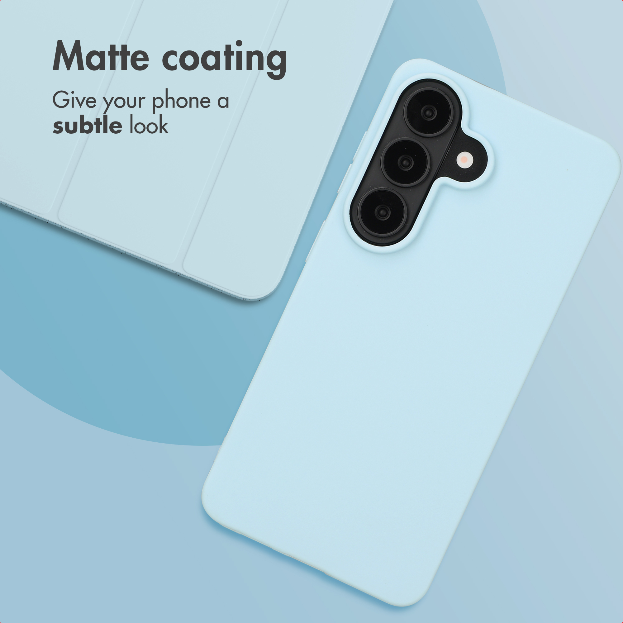 Una custodia per telefono azzurro chiaro e una cover per tablet su sfondo blu.