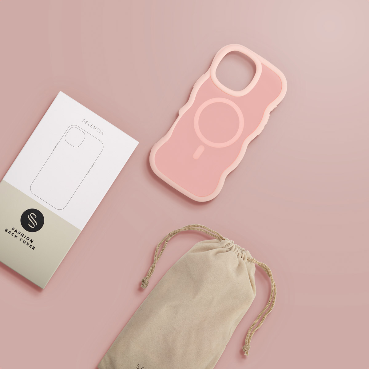 Coque de téléphone rose, boîte d'emballage et pochette sur fond rose.