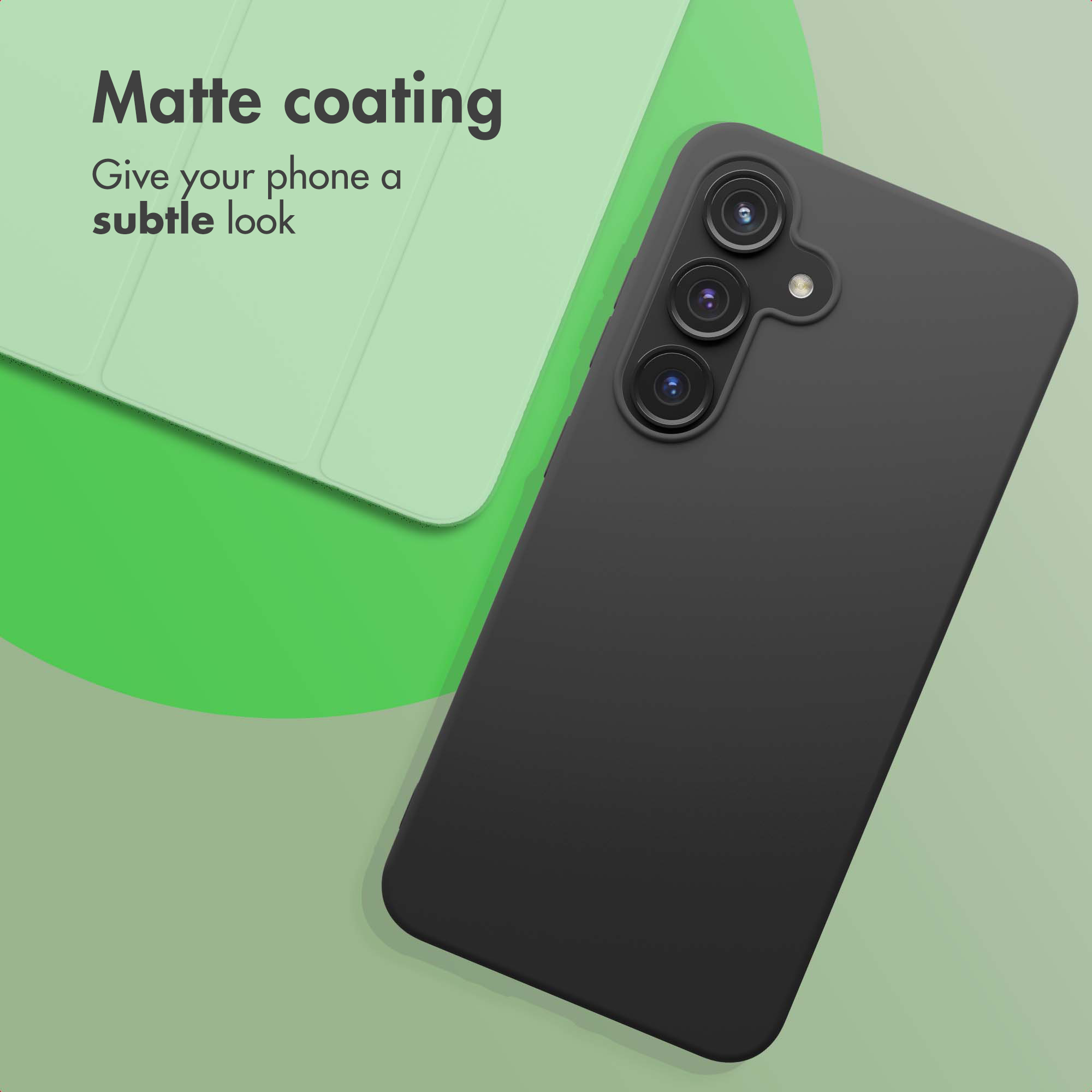 Un smartphone negro con funda protectora mate y tres lentes de cámara sobre un fondo verde claro.