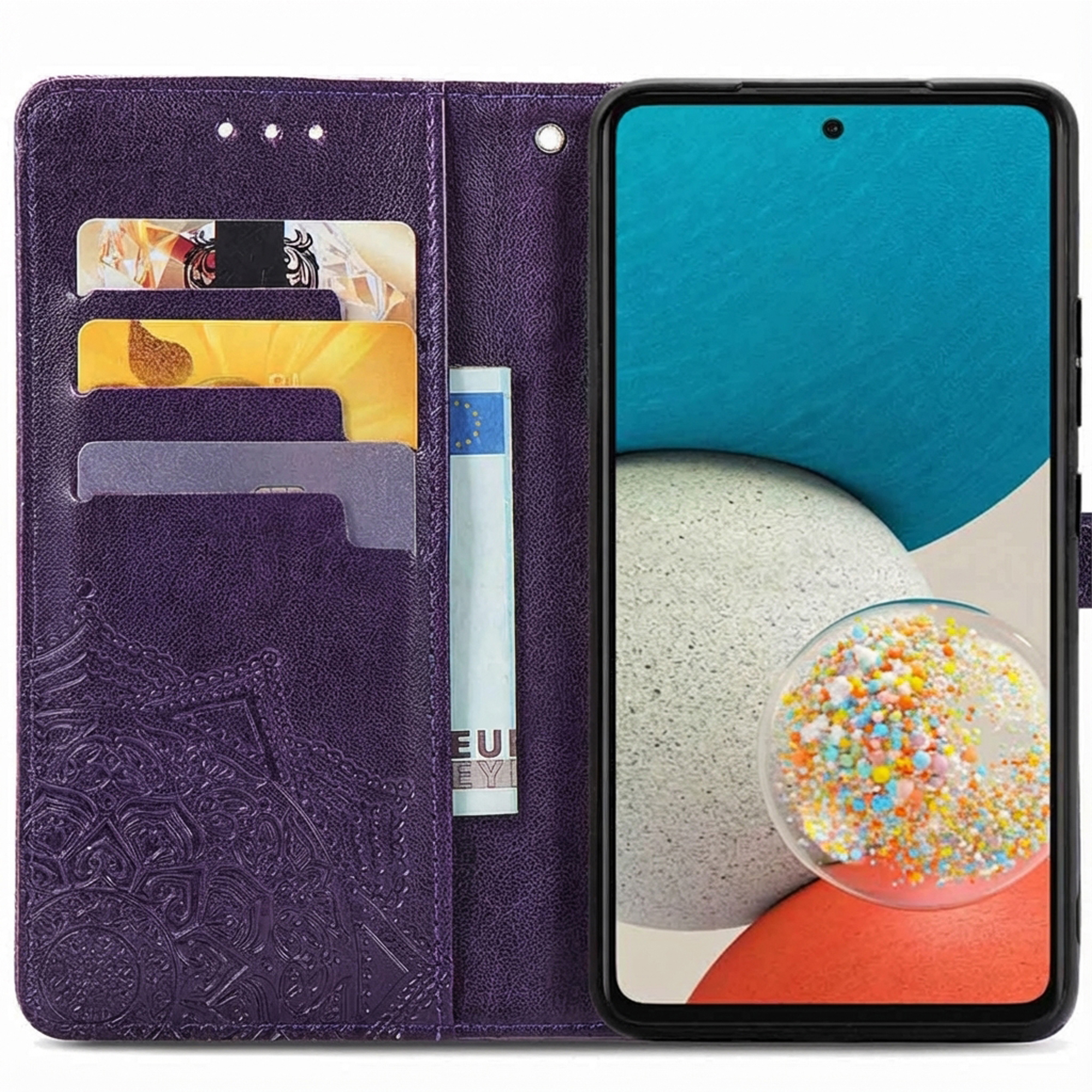 Un étui de téléphone en cuir violet avec fentes pour cartes, billet et smartphone ouvert.