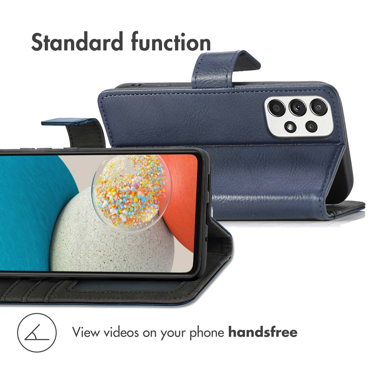Un étui de téléphone en cuir bleu contenant un smartphone, vu de face et de dos sur fond blanc.