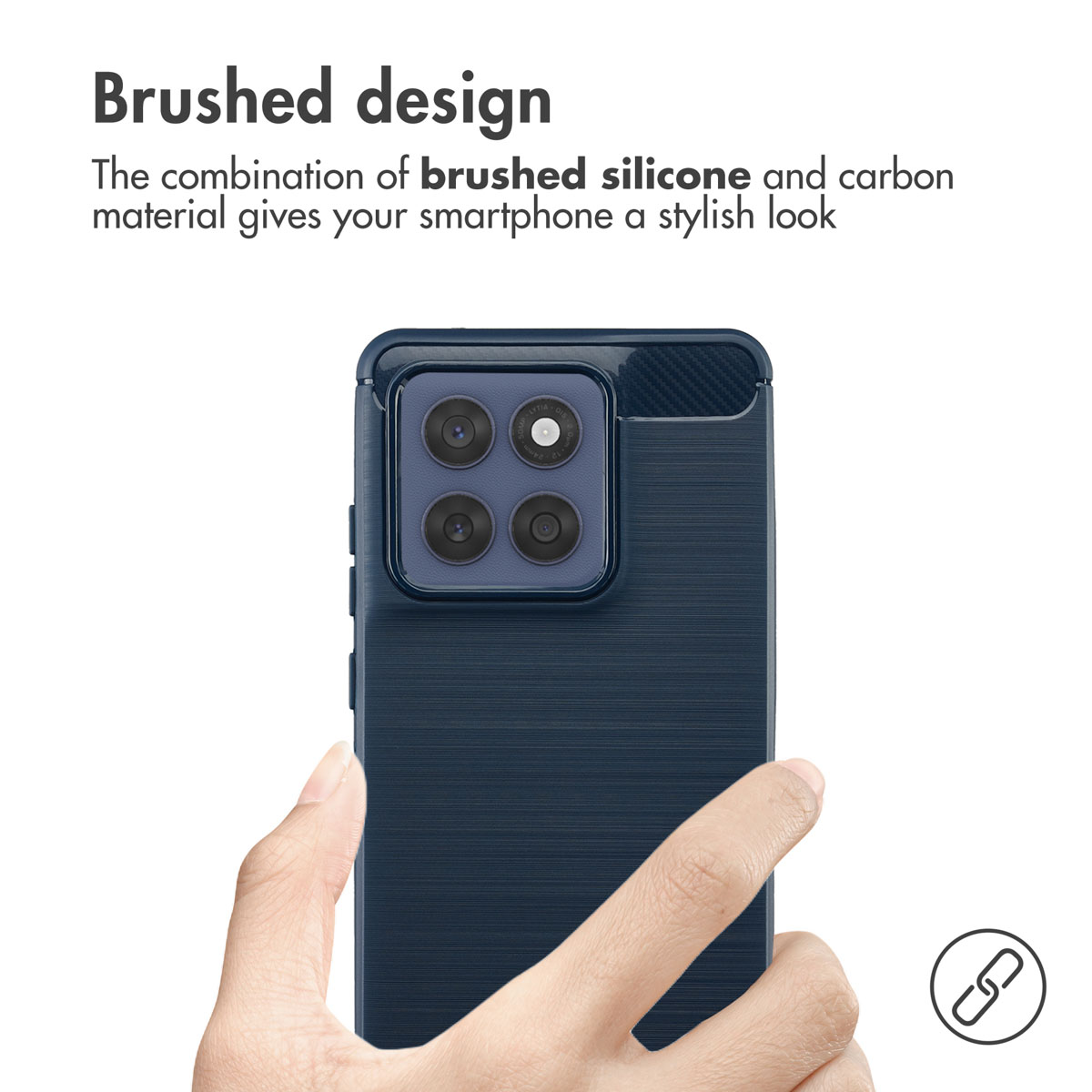 Una mano tiene uno smartphone blu scuro in una custodia in silicone spazzolato e fibra di carbonio.