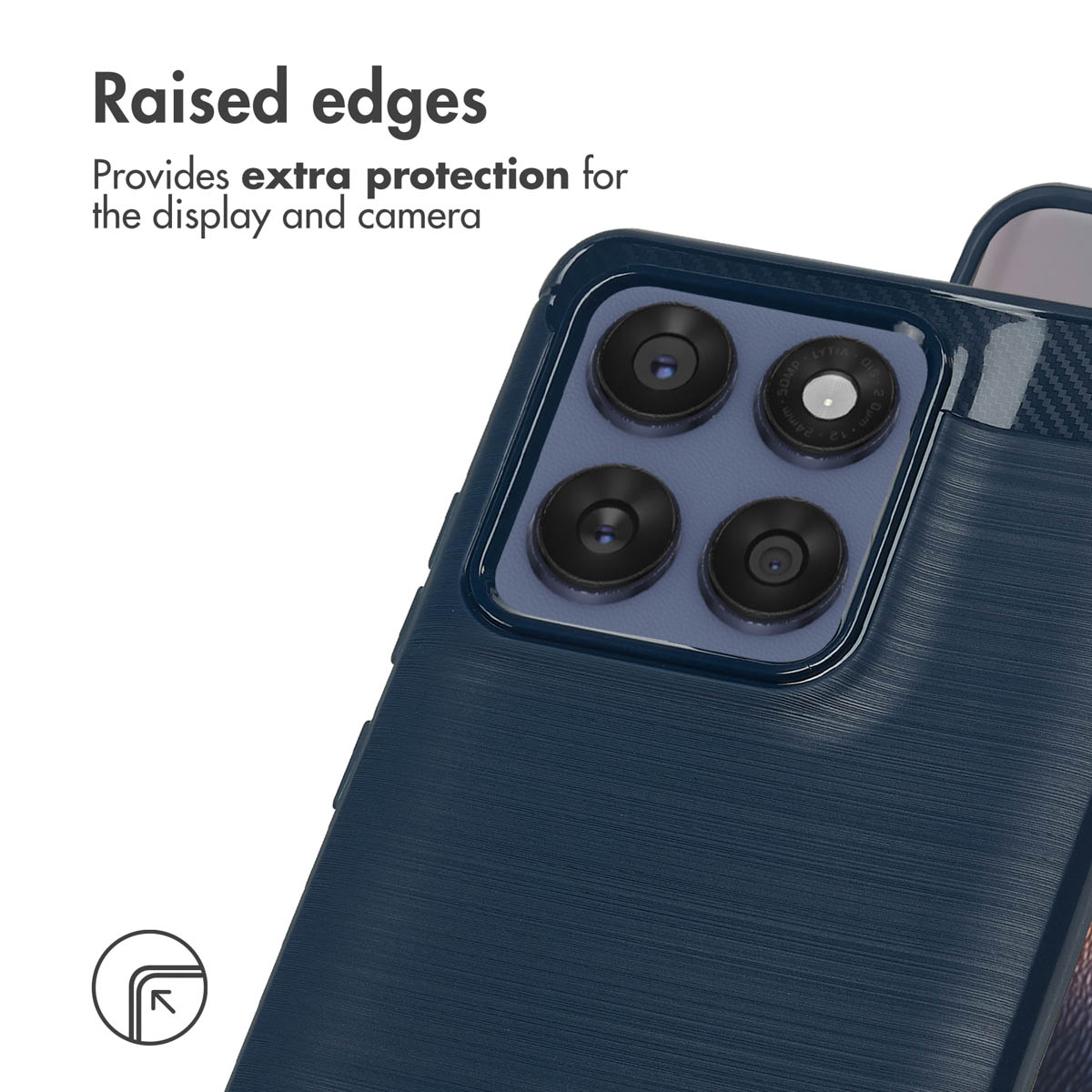 Primo piano di una custodia per smartphone blu con quattro obiettivi e testo sui bordi rialzati.