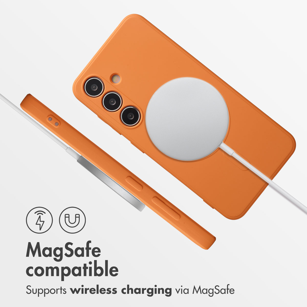 Eine orangefarbene Smartphone-Hülle auf weißem Grund mit MagSafe-Ladegerät auf der Rückseite.